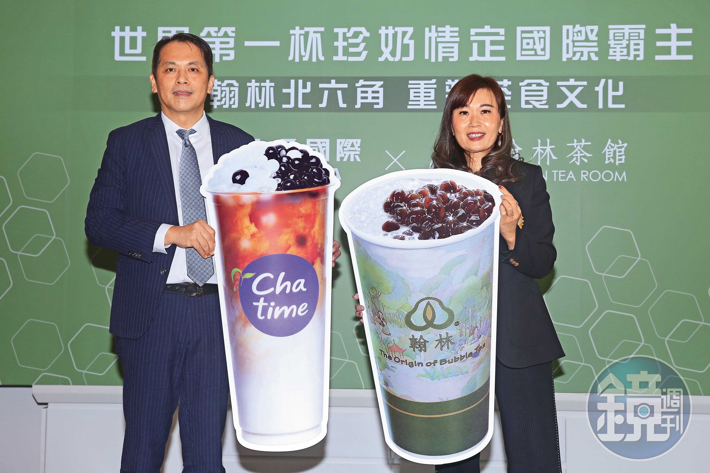 今年初六角國際併購「翰林茶館」,董事長王耀輝(左)透露,接下來將繼續尋覓適合的併購標的。右為翰林茶館董事長王麗玉。