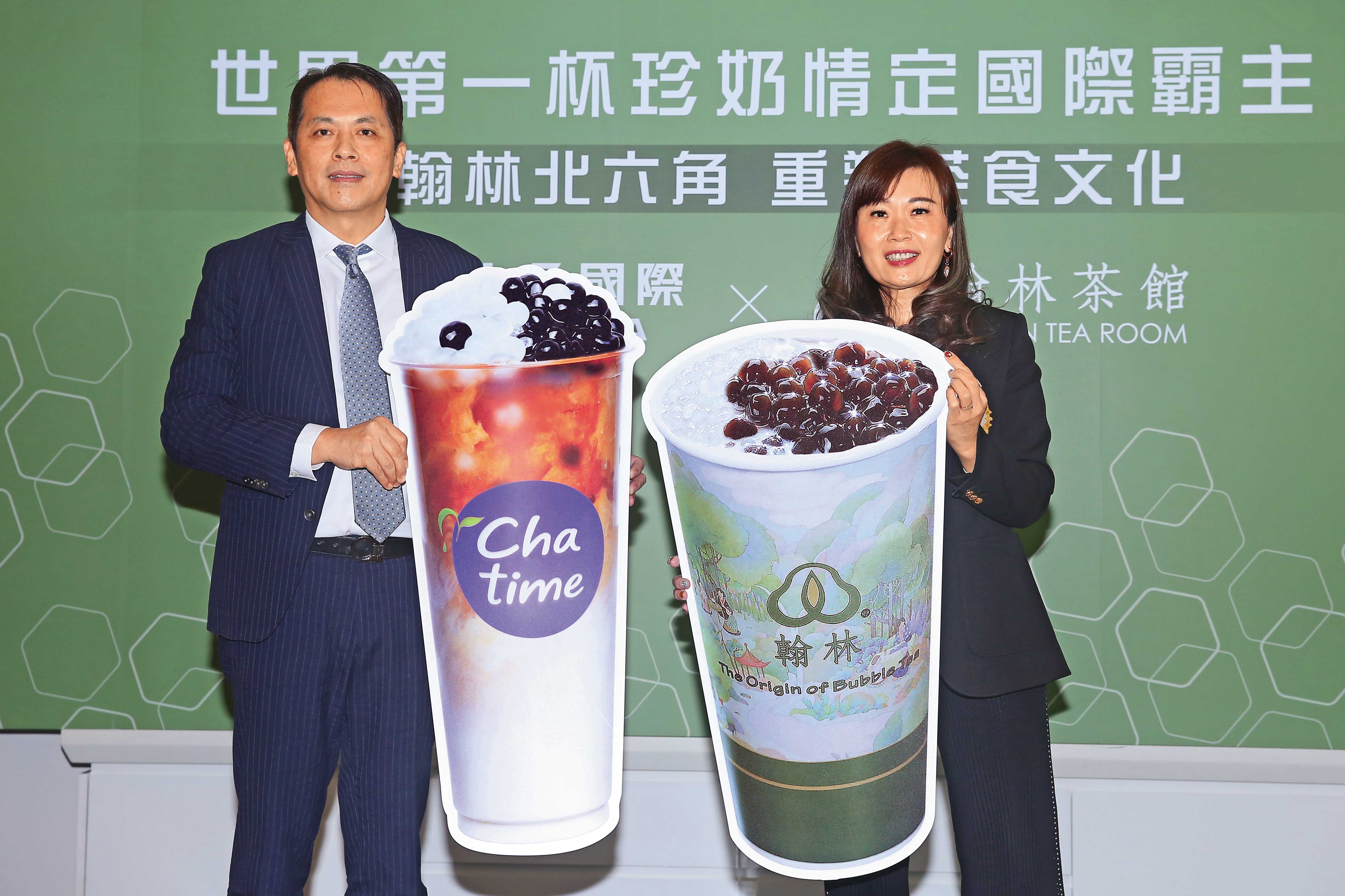 今年初六角國際併購「翰林茶館」，董事長王耀輝（左）透露，接下來將繼續尋覓適合的併購標的。右為翰林茶館董事長王麗玉。