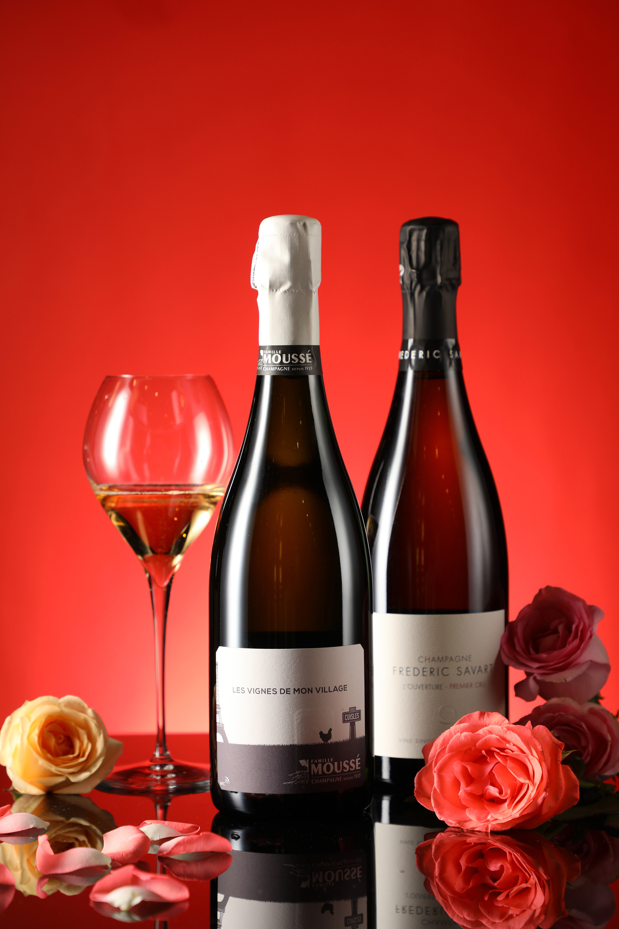 「慕瑟香檳 Les Vignes de Mon Village NV」（左，2,900元／瓶）是百分百 Pinot Meunier 作品；「灑法香檳 L'Ouverture 1er Cru Blanc de Noirs Brut NV」（右，2,850元／瓶）酒體風格和諧。