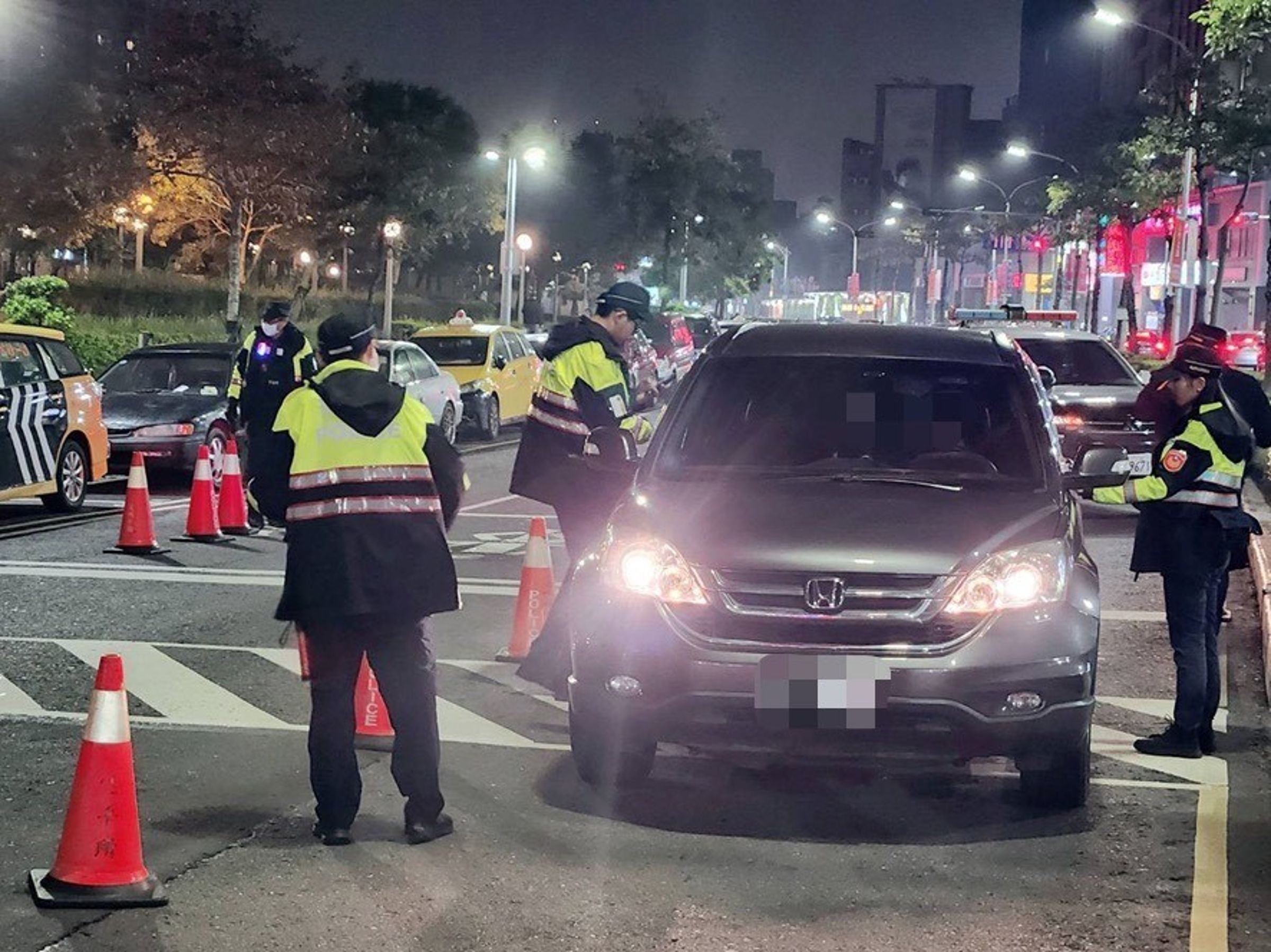 警方於餐飲營業場所密集路段及易發生酒駕時間、地點強力執法。(新北交大提供)