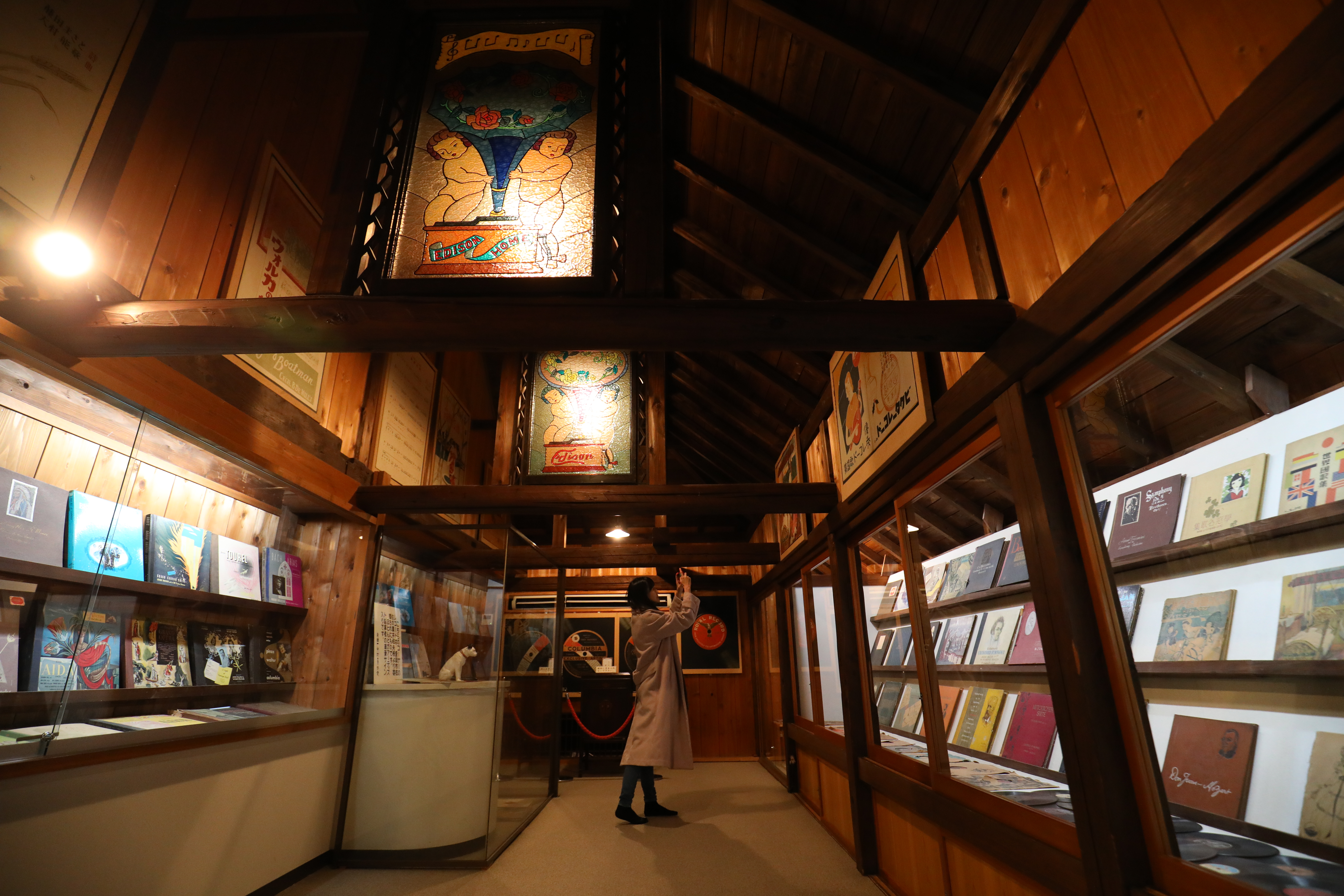 鄉土館2樓有一間留聲機展示室,屋梁上的彩繪玻璃非常美麗。