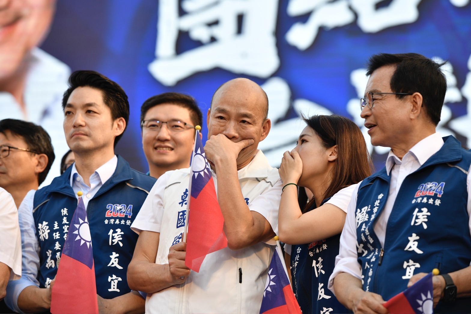 韓國瑜（中）和蔣萬安（左）為侯友宜造勢站台。