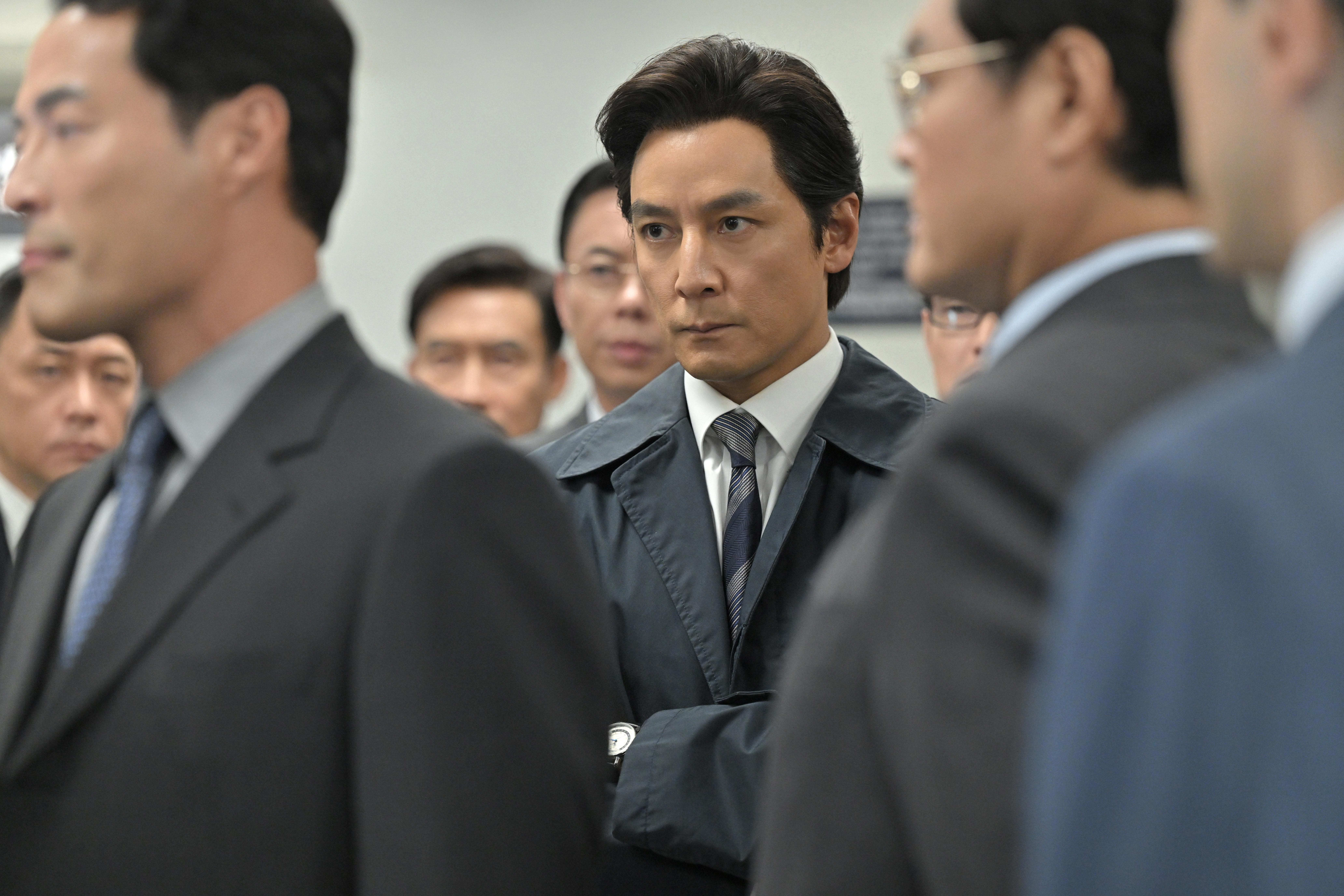 吳彥祖(右三)在《寒戰1994》飾演冷血且極具野心的警務處行動副處長蔡元祺。(安樂影片提供)
