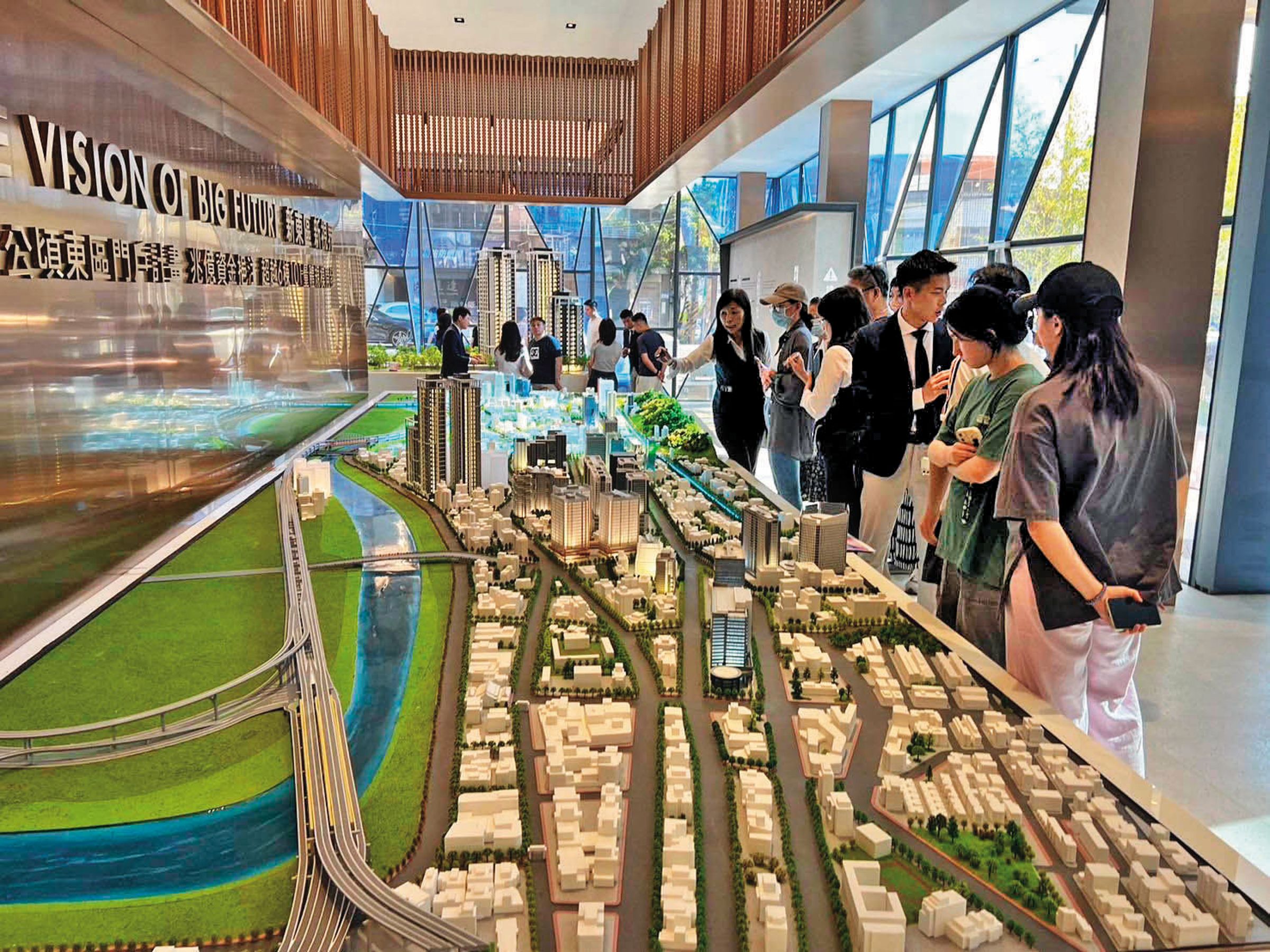 近期有預售新案靠著送家電、贈裝潢、低首付等促銷方案，成功吸引客戶上門賞屋。（東方大境提供）