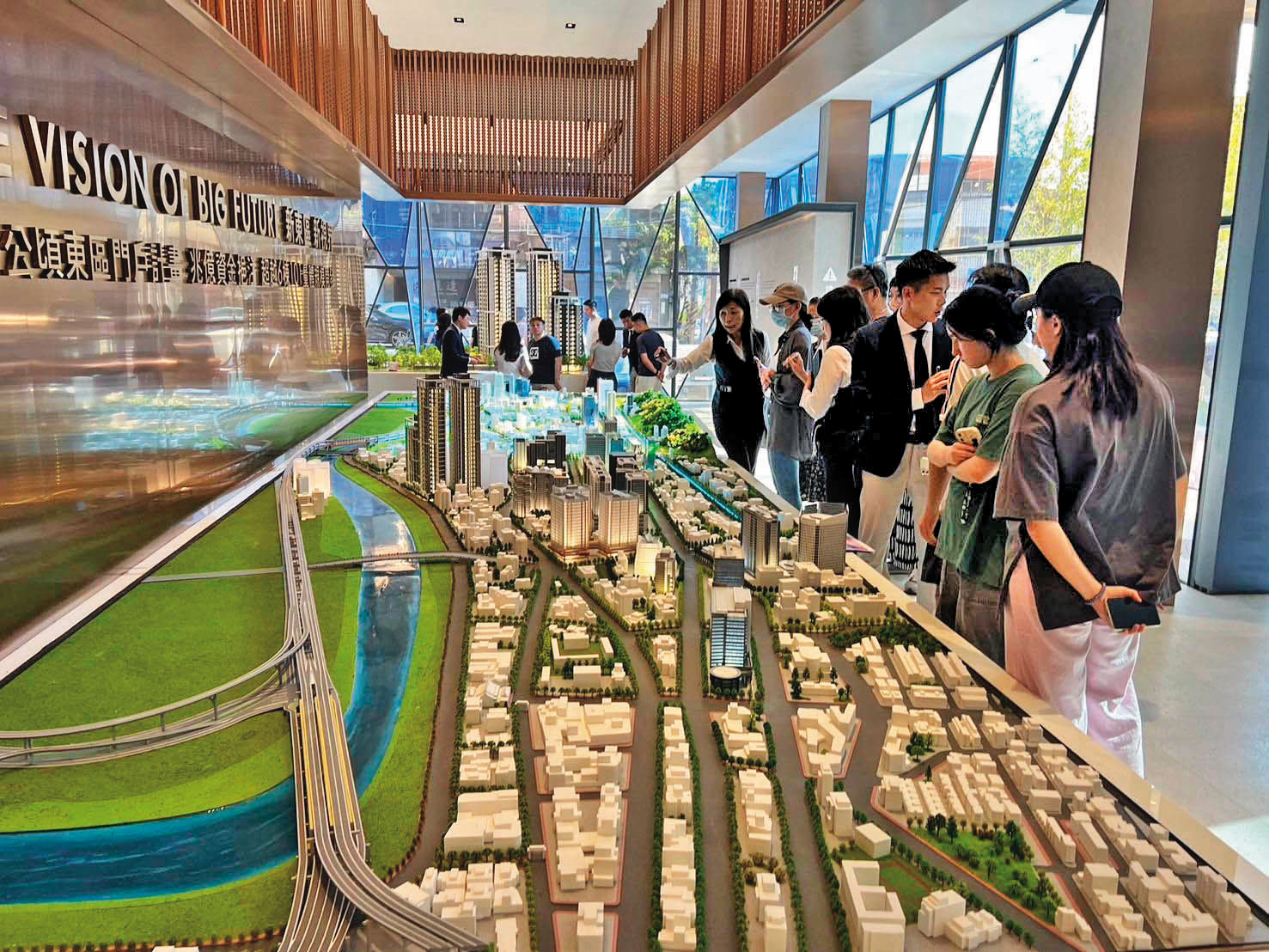 近期有預售新案靠著送家電、贈裝潢、低首付等促銷方案，成功吸引客戶上門賞屋。（東方大境提供）