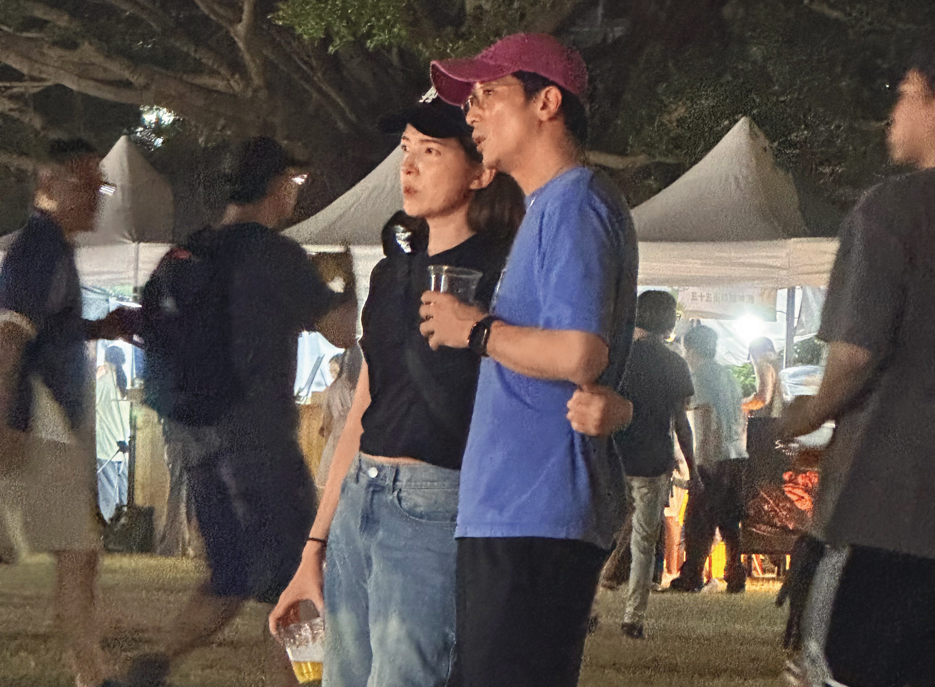 邱澤（右）與許瑋甯（左）無口罩、無偽裝，跟一般夫妻一樣互相摟著腰，享受現場輕鬆微醺的氛圍。