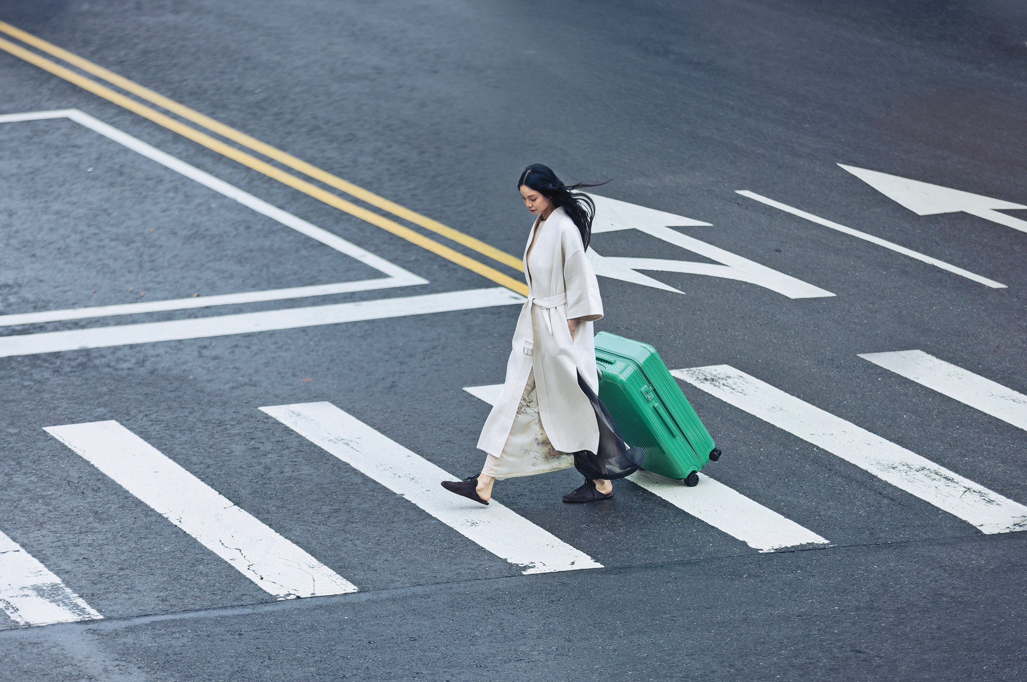 白色長大衣 NT$170,000 by DIOR；圖騰洋裝 NT$280,000 by DIOR；麂皮與再生尼龍棕色便鞋 NT$29,000 by PRADA；Essential系列綠色Check-In行李箱 NT$38,200 by RIMOWA。