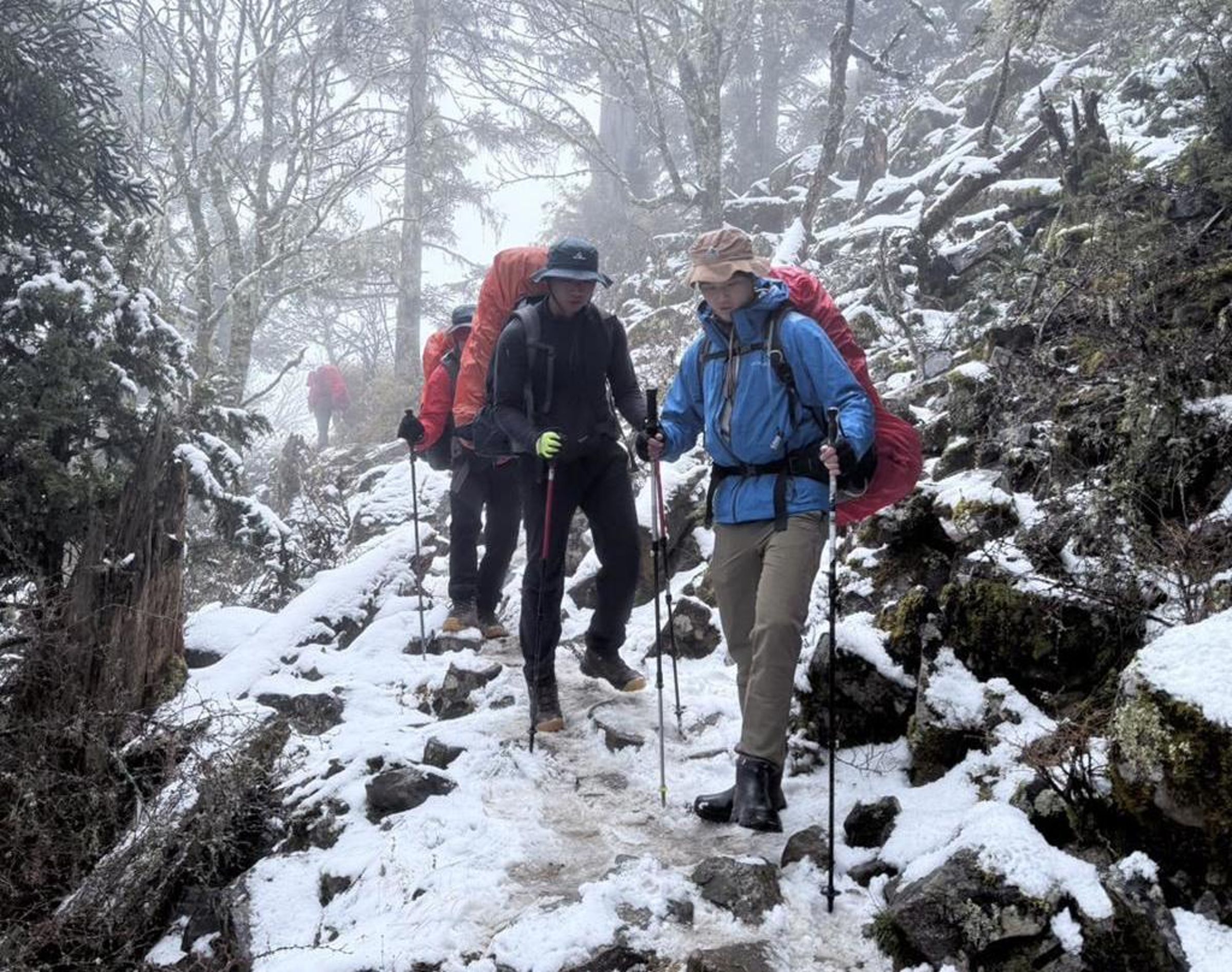 一支5人登山隊攀雪山西陵,於博可爾草原一帶傳出山難,已1人失溫失去呼吸心跳。(台中市消防局提供)