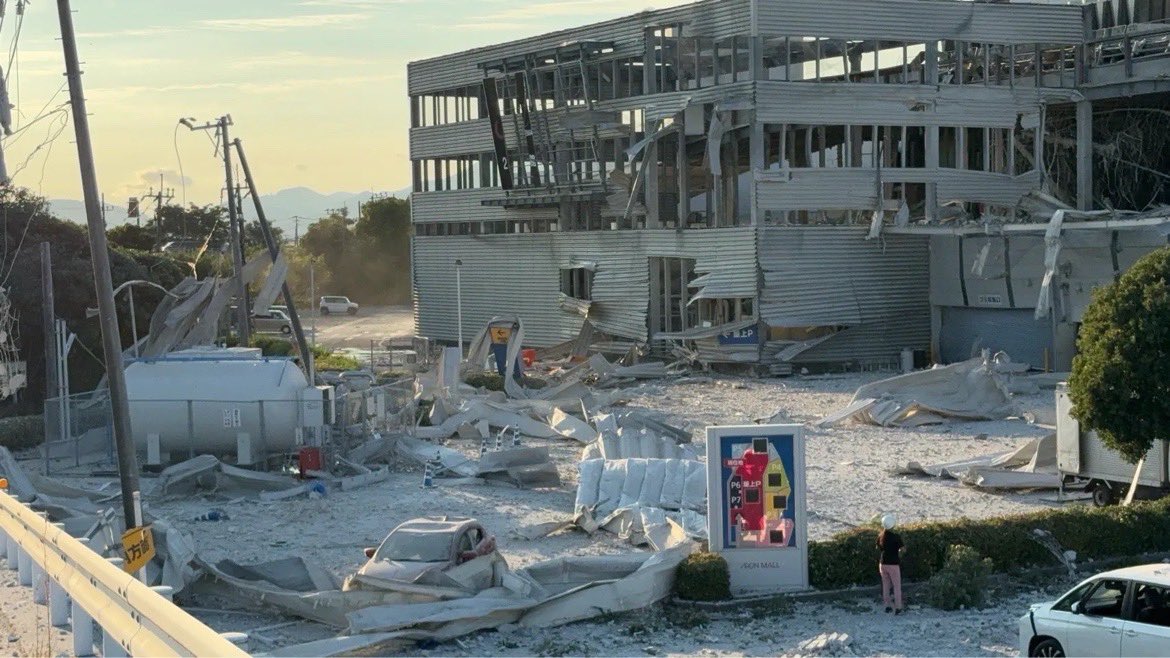 AEON MALL熊本地震後爆炸，現場如同廢墟一般。（翻攝X）