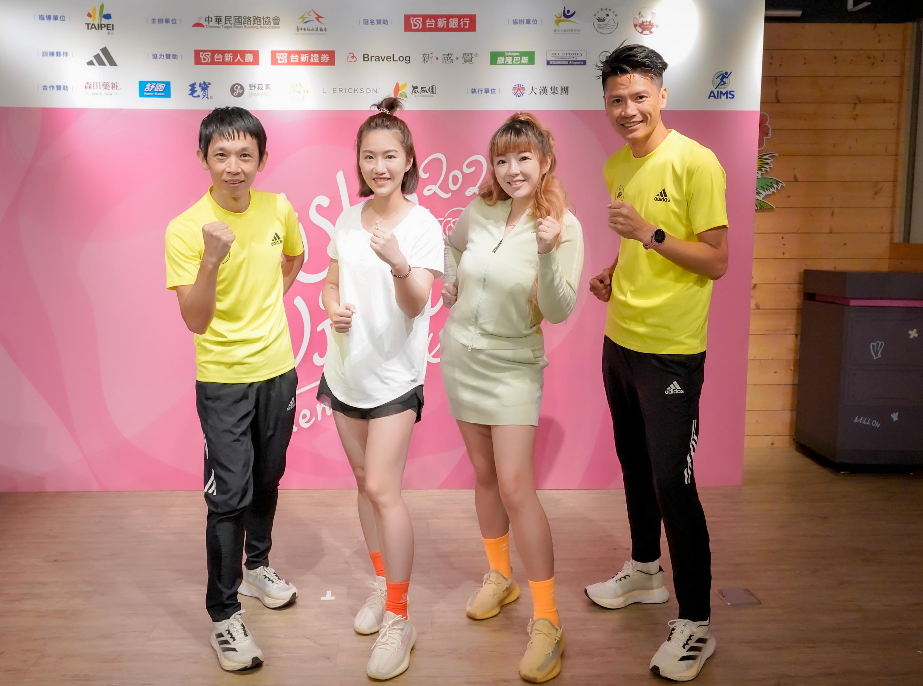 柒柒花媽和Miya與2024台新女子路跑帥哥配速員合照。（萬匠整合行銷提供）