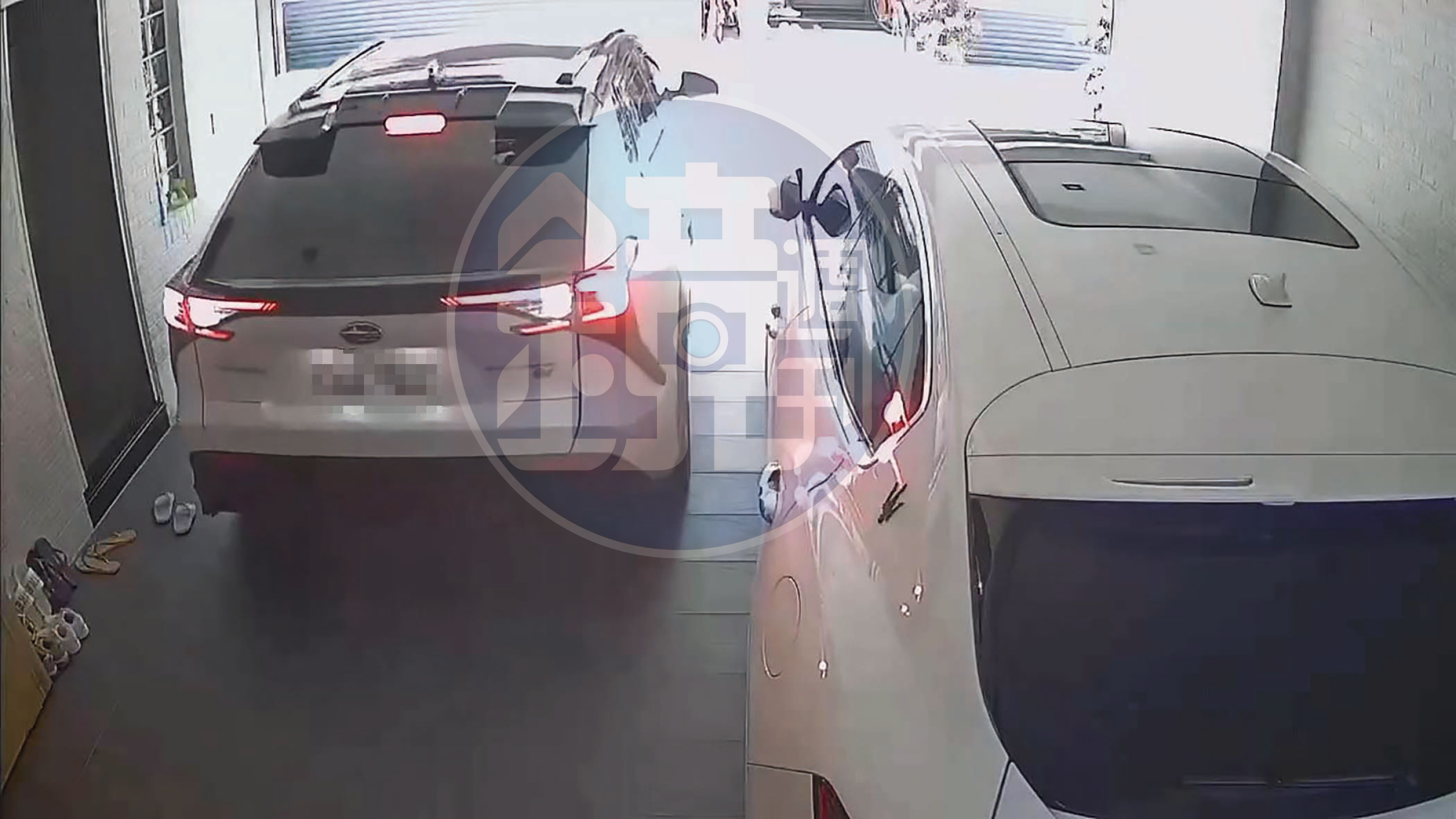 王定宇開著白色休旅車(左)倒車進入劉怡萱位在台南的透天豪宅。