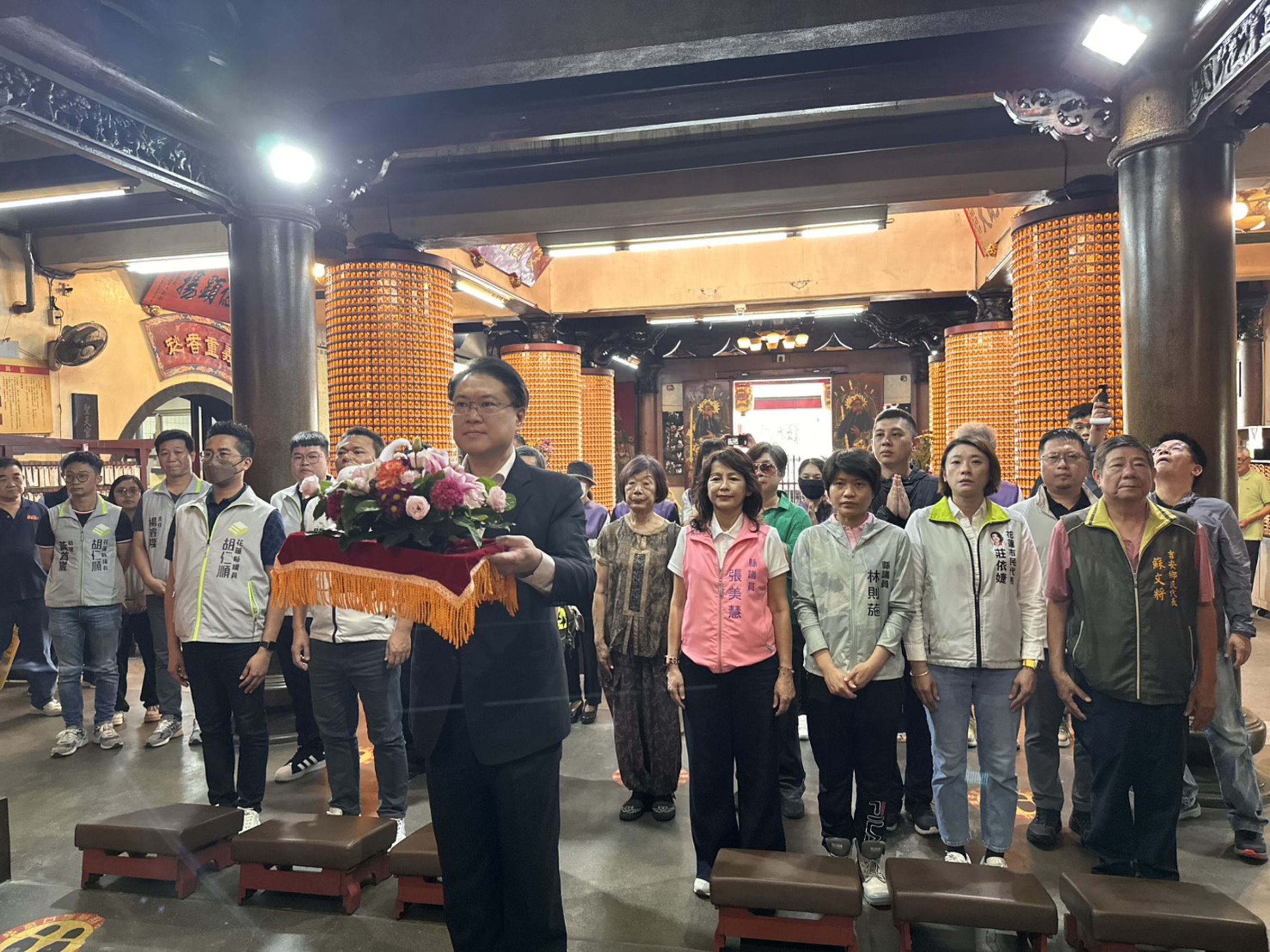 民進黨祕書長林右昌6日到花蓮聖天宮參香。(民進黨提供)