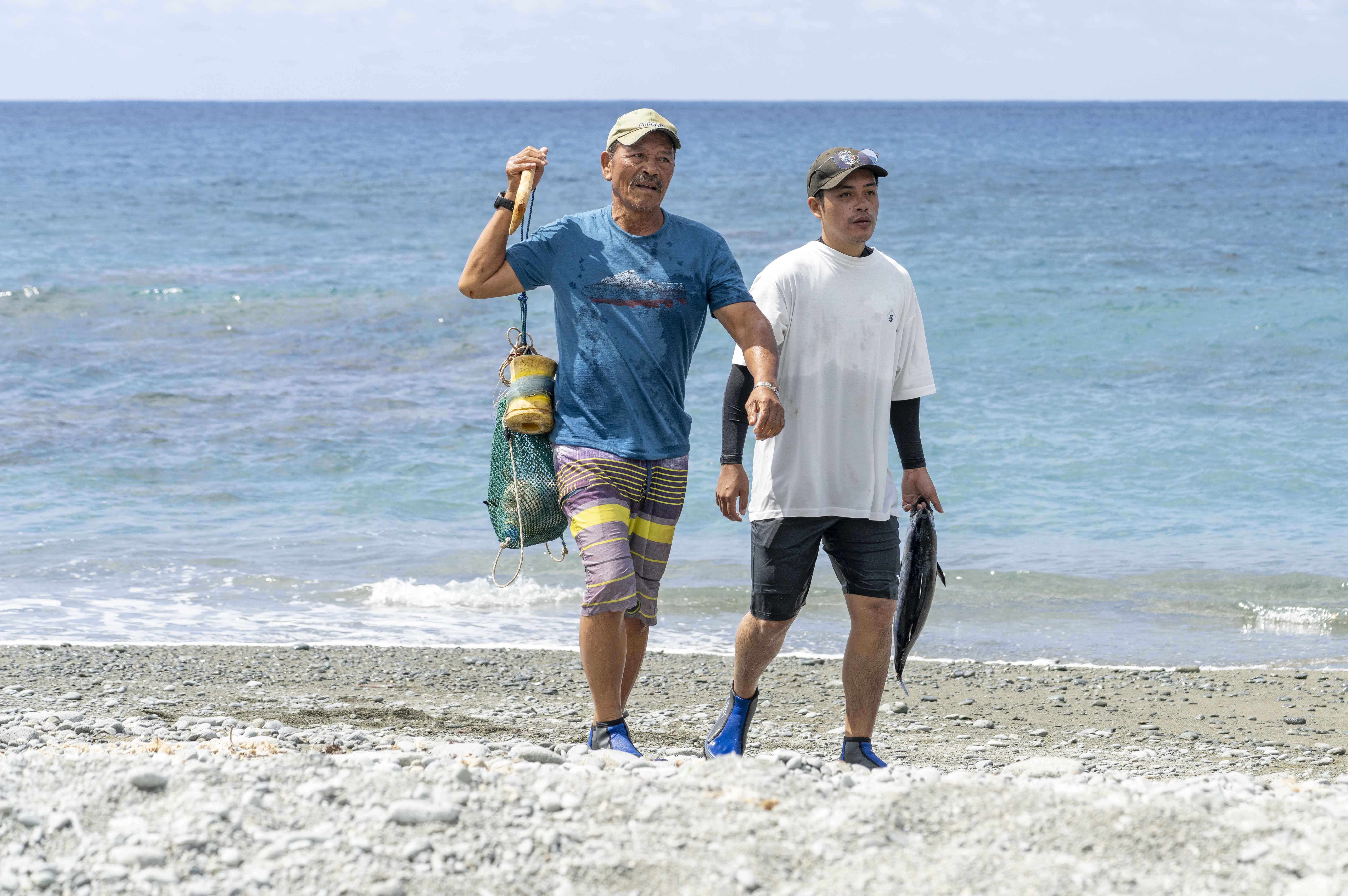 《大海浮夢》首度完整呈現夏曼・藍波安與兒子親密的家庭互動。(目宿媒體提供)