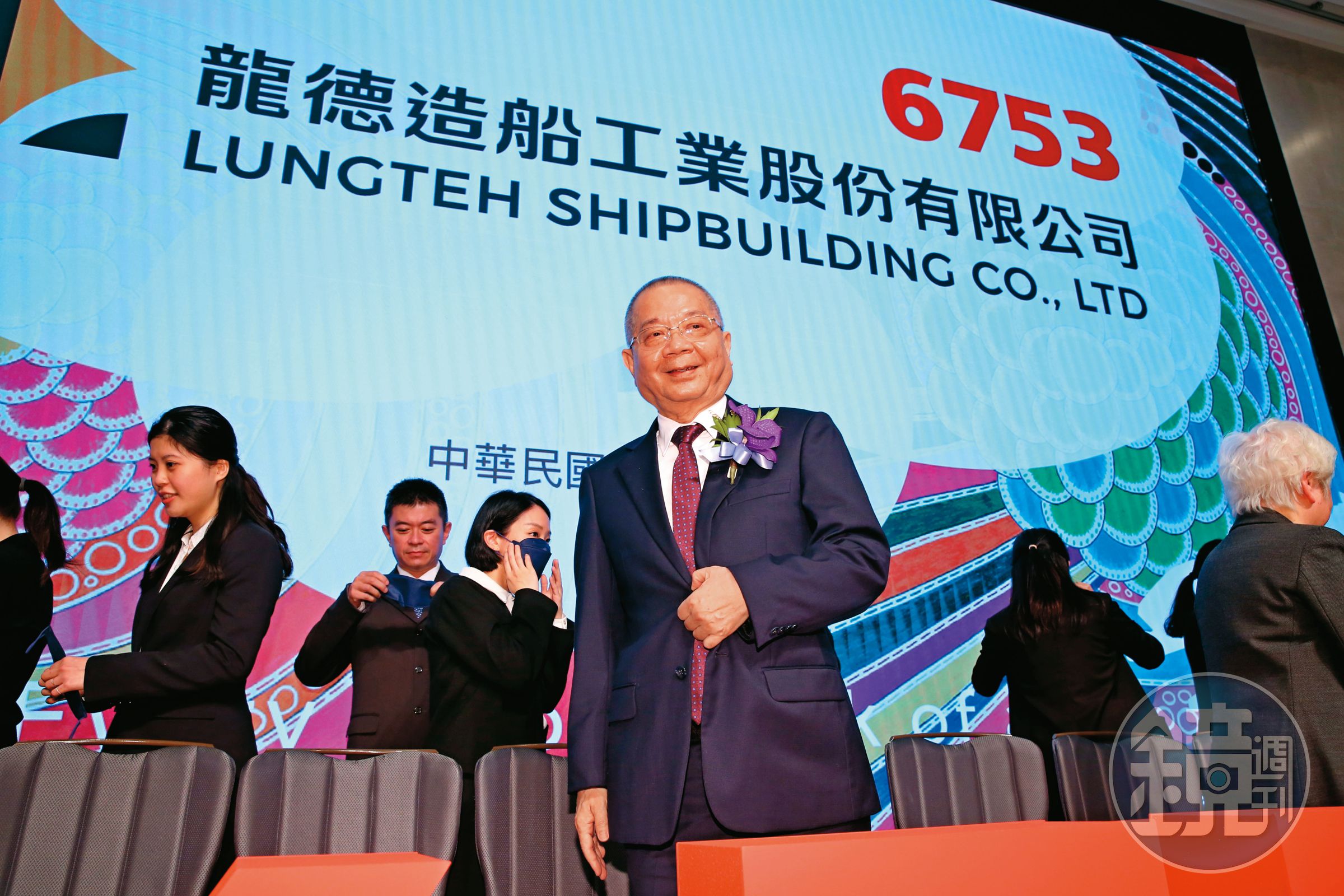 中科院研製台灣第一個多用途水下無人載具—慧龍專案,船體委由龍德造船負責,一舉打開過去封閉的國防供應鏈。中為龍德造船董事長黃守真。