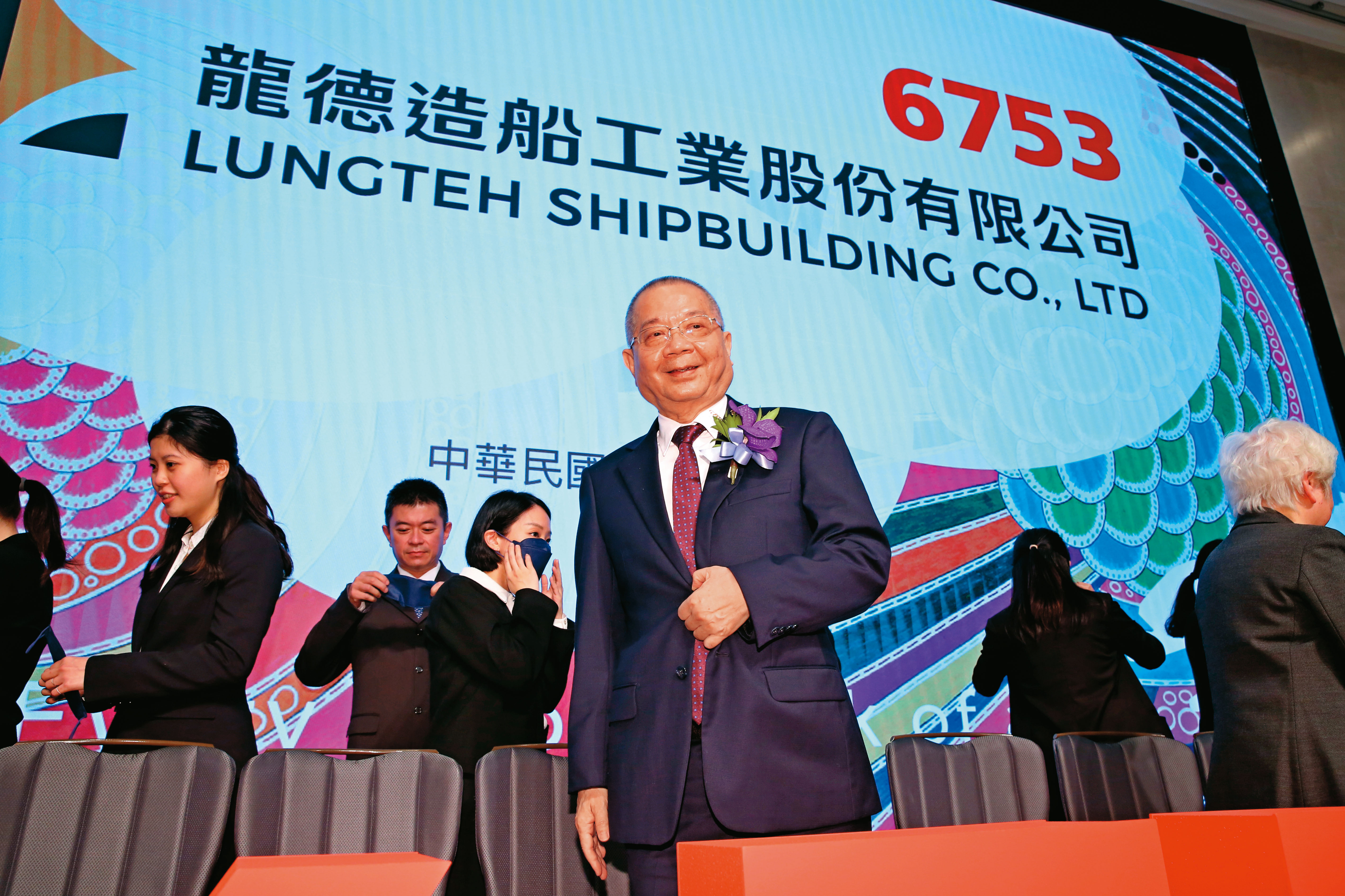 中科院研製台灣第一個多用途水下無人載具—慧龍專案,船體委由龍德造船負責,一舉打開過去封閉的國防供應鏈。中為龍德造船董事長黃守真。