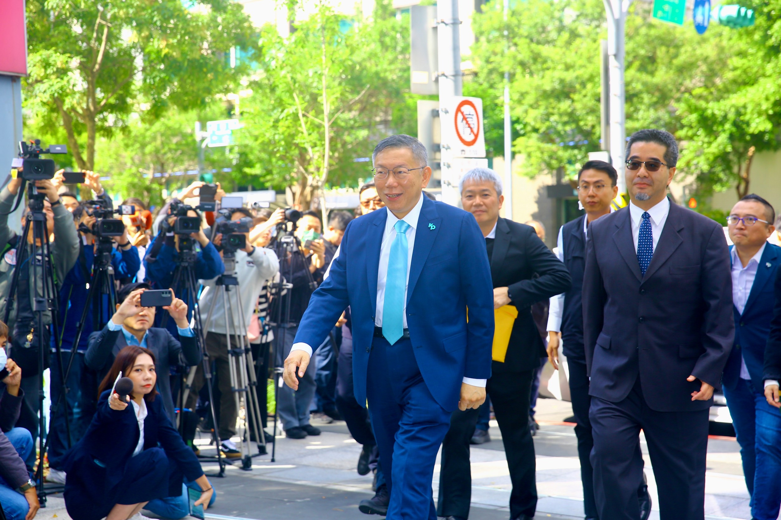 柯文哲在協商前與幕僚展開為時48小時的靈魂拷問，即便柯營內部幾乎一面倒主張應堅守底線，但柯的態度卻軟化轉為鴿派。