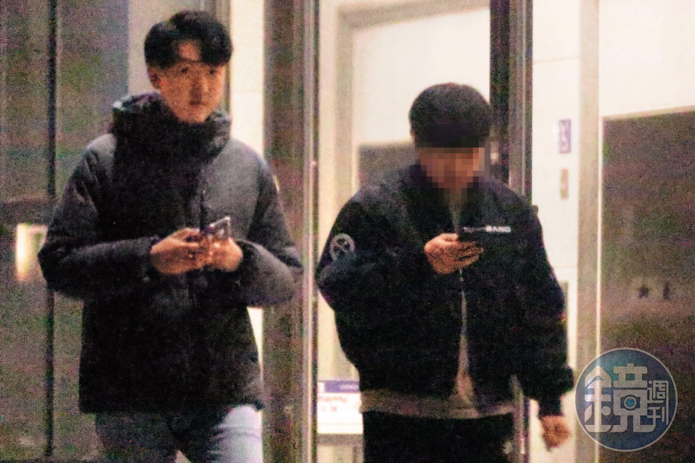 1月18日18:49,江大成(左)在錄完節目後,和友人從電視台步出。