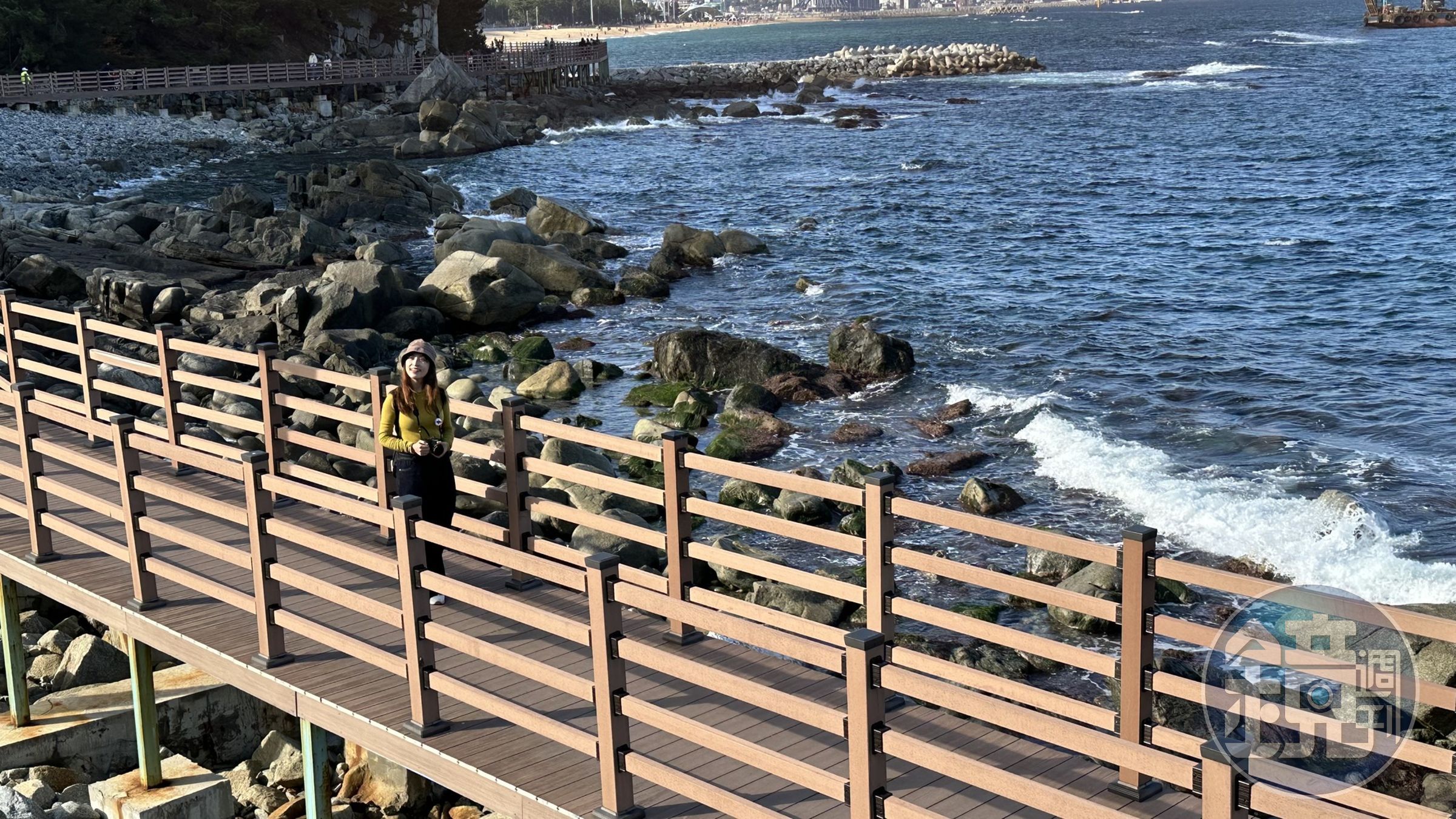 接近「束草眼摩天輪」時,開闊的木棧道和海景、市景連成一線。