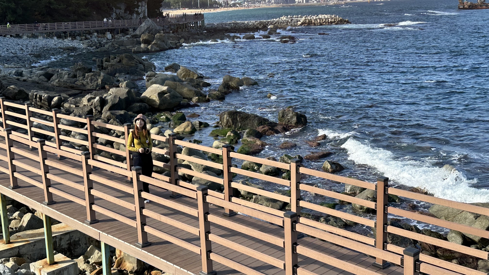 接近「束草眼摩天輪」時，開闊的木棧道和海景、市景連成一線。