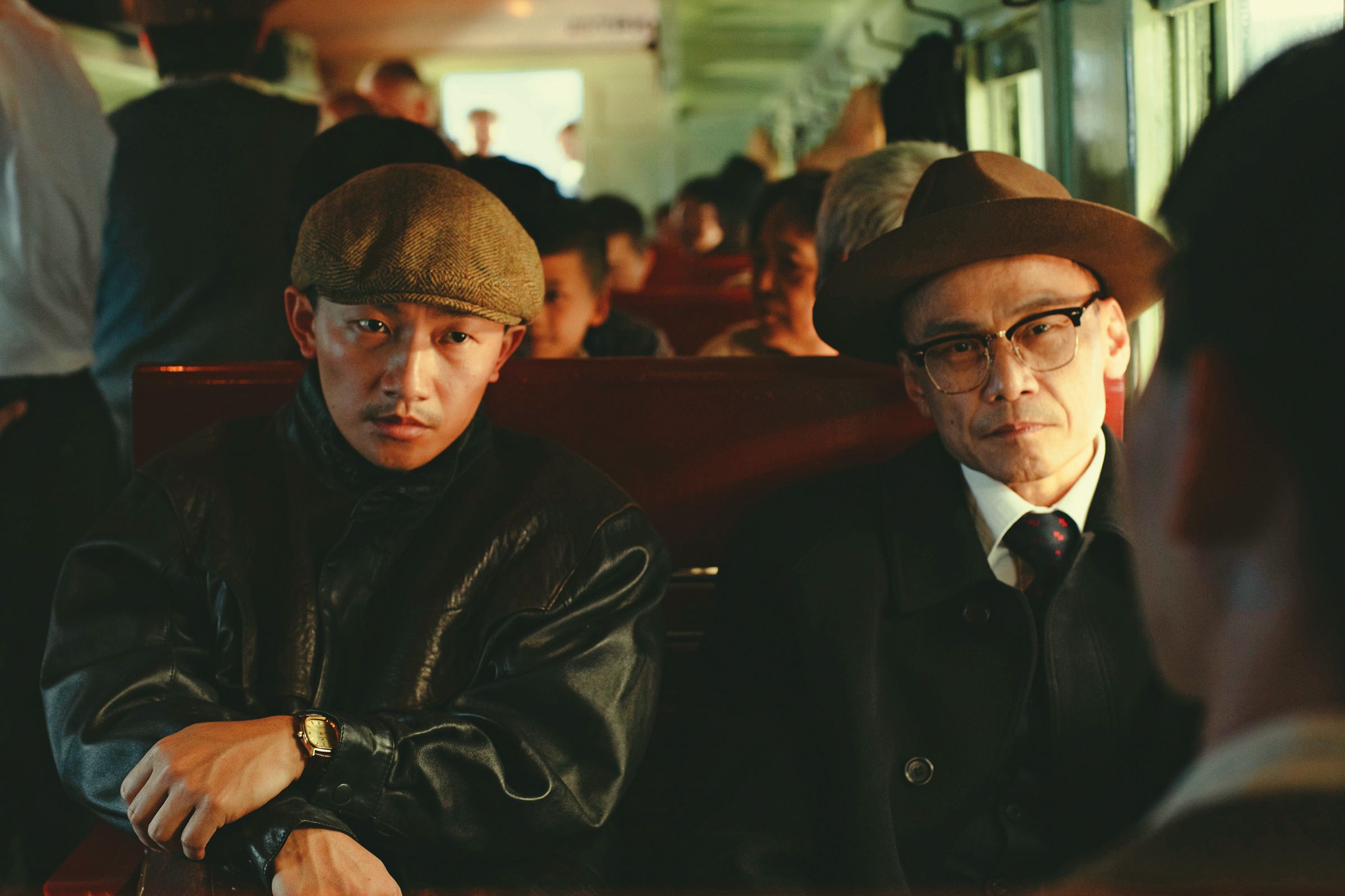 蔡昌憲（左）在電影《大濛》中，與陳以文（右）演出特務二人組。（華文創提供）