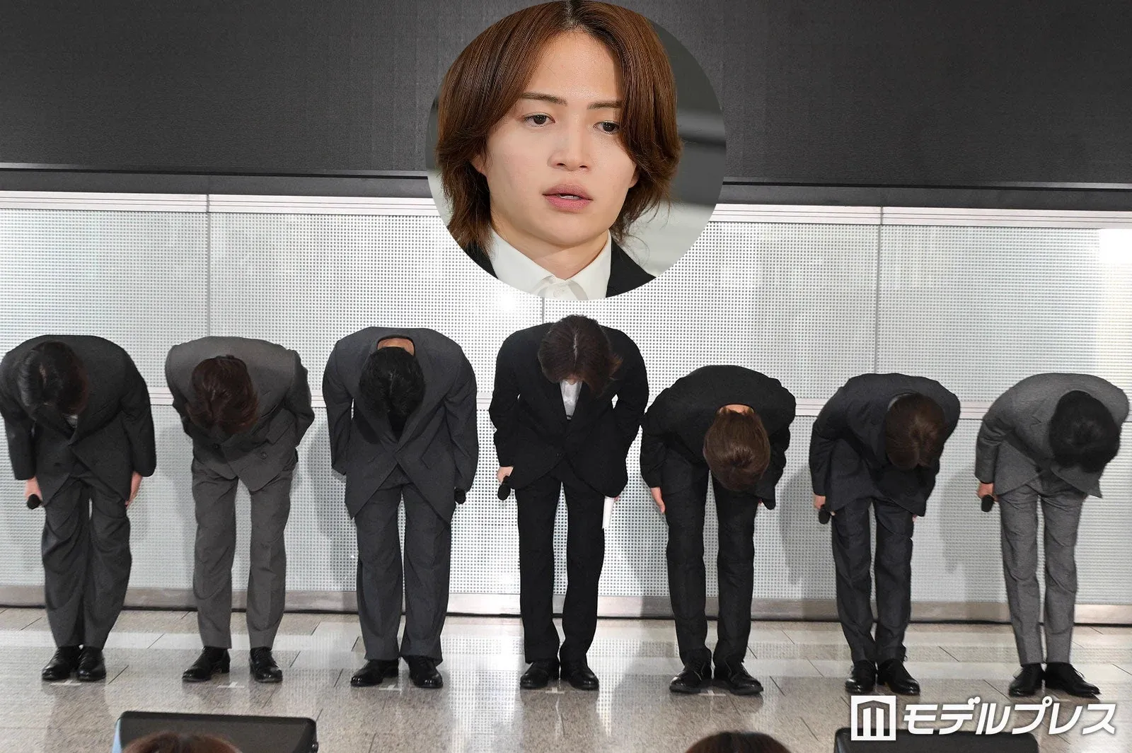 菊池風磨1日出席記者會，厚重妝容與消瘦臉頰引發後續議論。（翻攝網路）