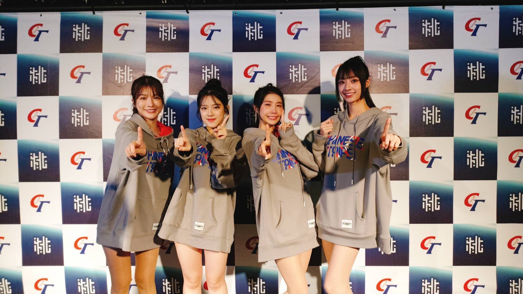 林岱縈（左起）、芷軒、筠熹、嘎琳在桃園球場為中華隊應援。（樂天桃猿提供）