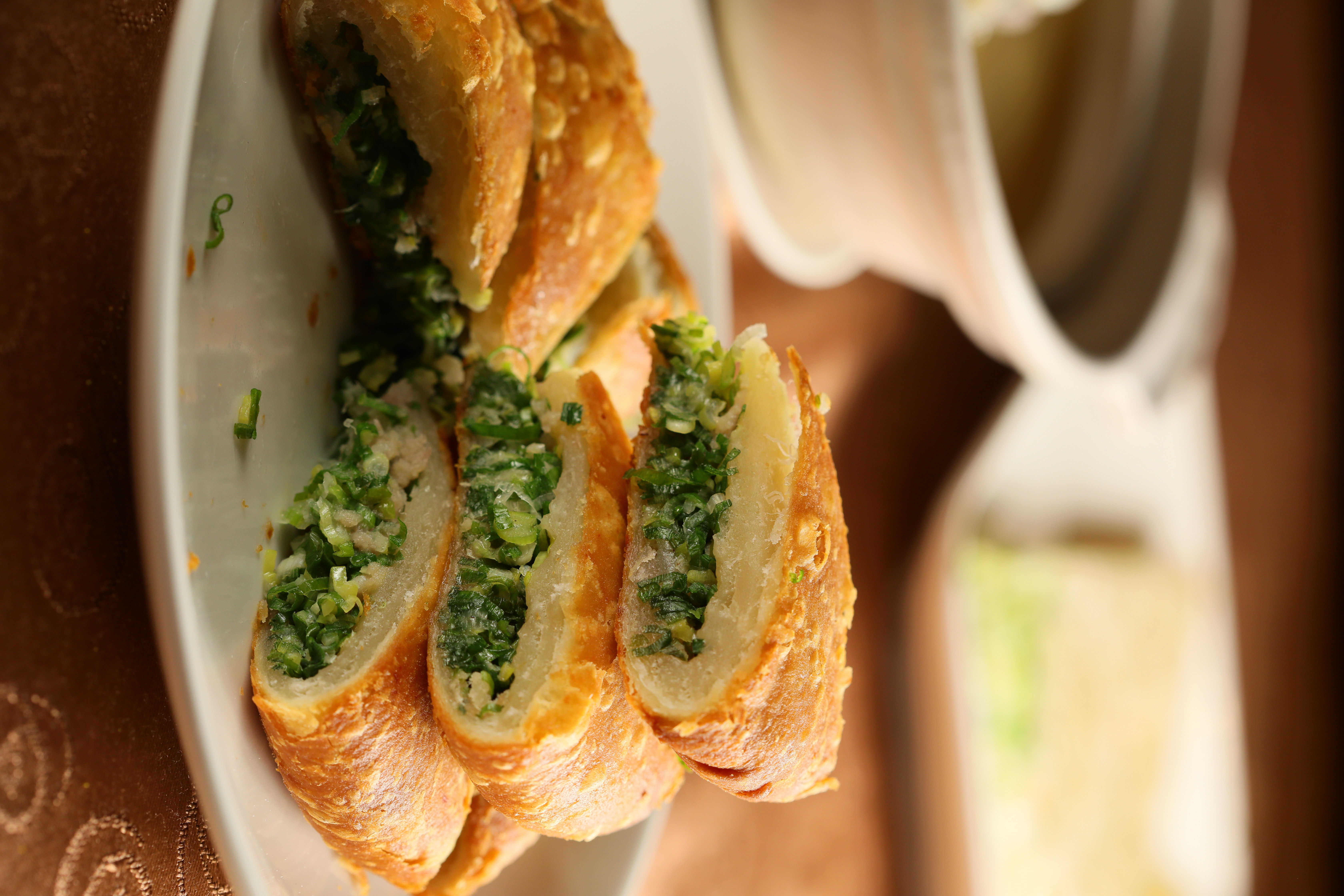 「厚餅」皮酥有嚼勁，細緻蔥花和肉末散發濃郁香氣。（200元／份）