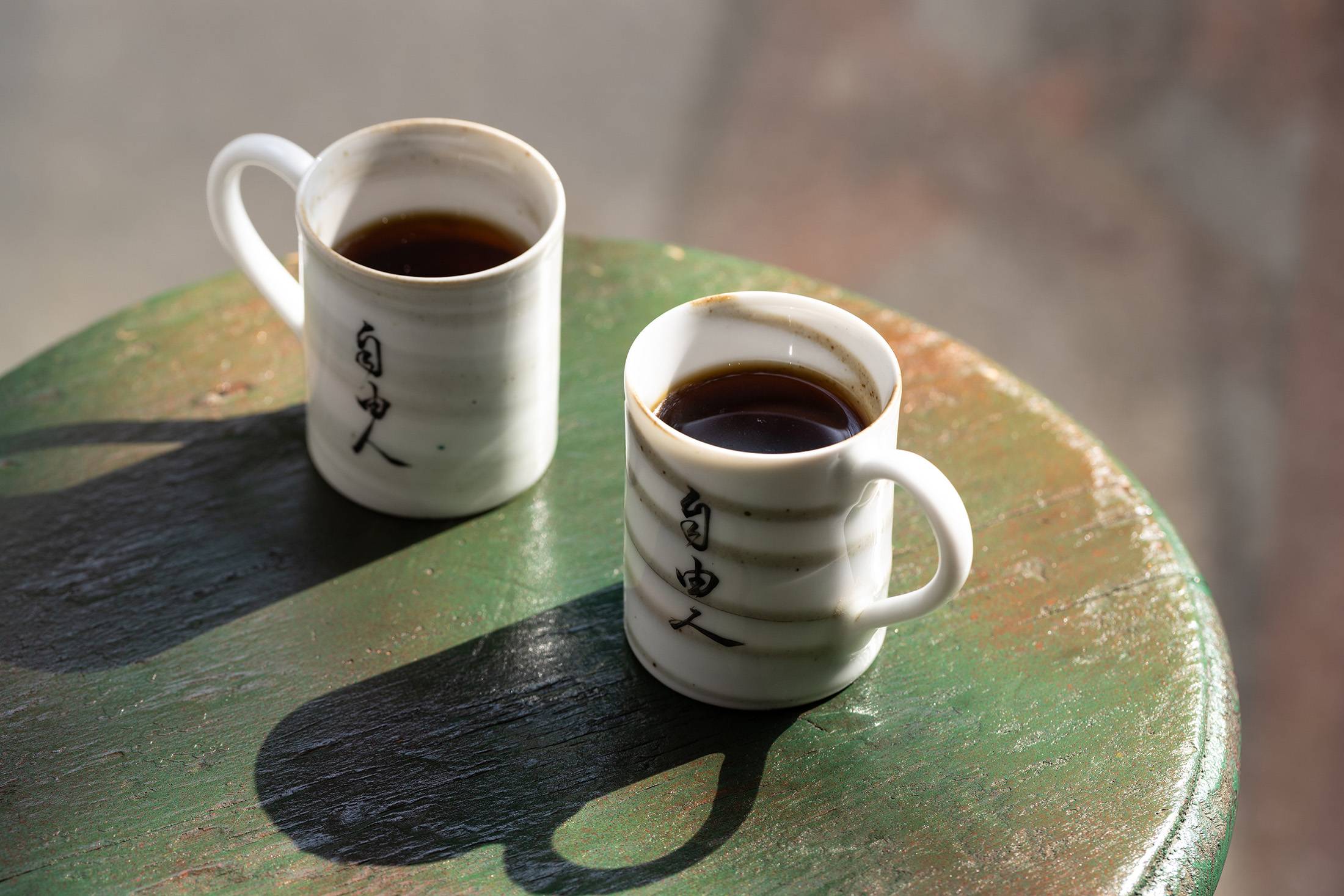以手沖呈現的「衣索比亞耶加雪菲」喝得到水蜜桃、白花與葡萄柚花果香氣。（220元／杯）