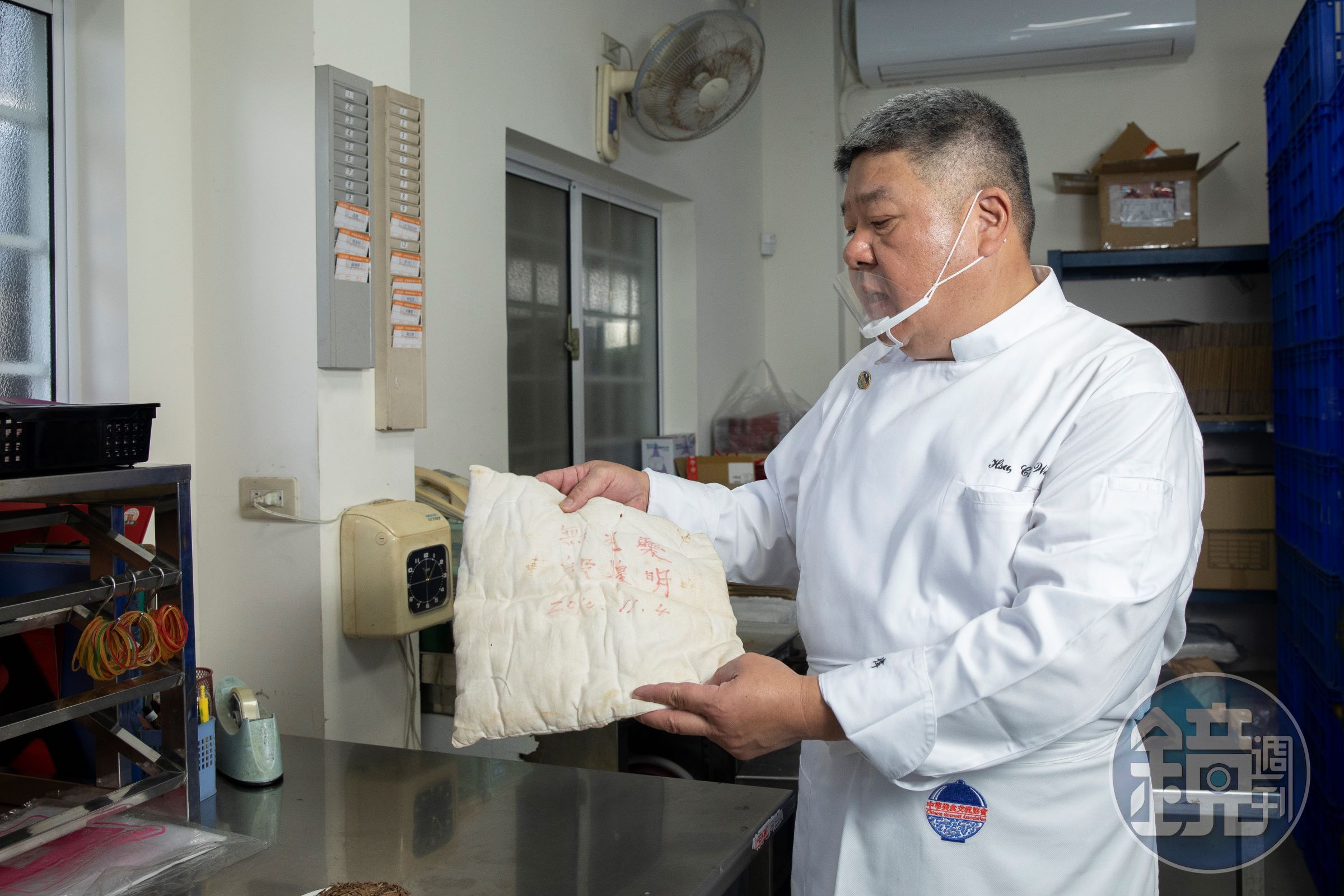 老闆許智偉說,原本西井村蜂蜜滷味製作時,會使用青草醬、蜂蜜、麥飯石、棉被四大獨家技法,但是他在打造中央廚房、改進滷鍋與環境後,已經不用在滷鍋上覆蓋特製棉被了。
