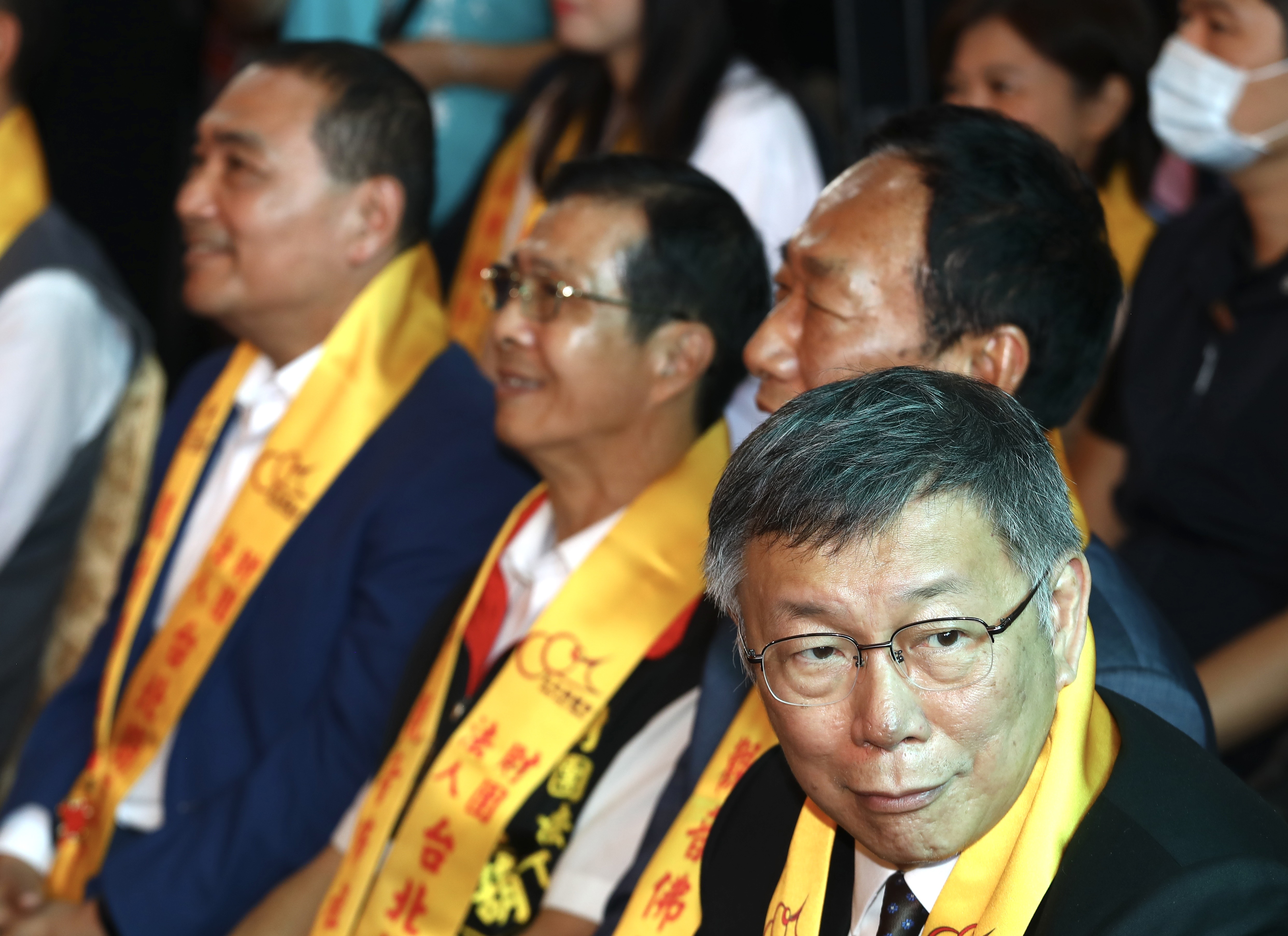 侯友宜、郭台銘、柯文哲上午出席台北葫蘆寺繞境大典，但侯、柯2人互動冷淡。