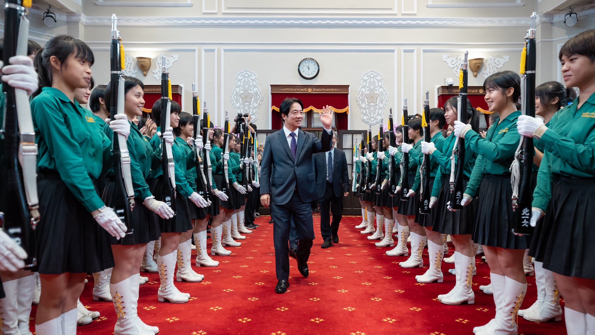 賴清德今天在總統府接見北一女樂儀旗隊。（總統府提供）
