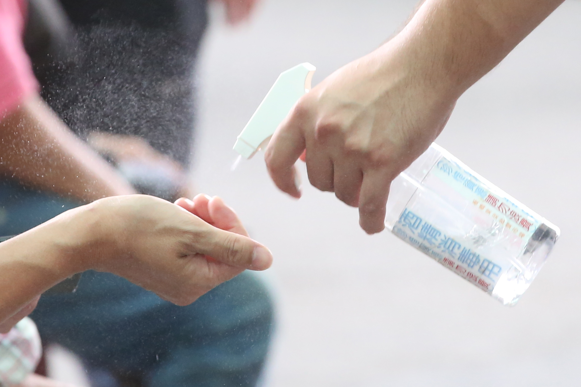 「超級真菌」耳念珠菌無法被酒精殺死，得用1比50稀釋過的漂白水（每10cc 5%的漂白水搭配500cc清水）才能有效消毒。（示意圖，本刊資料照）