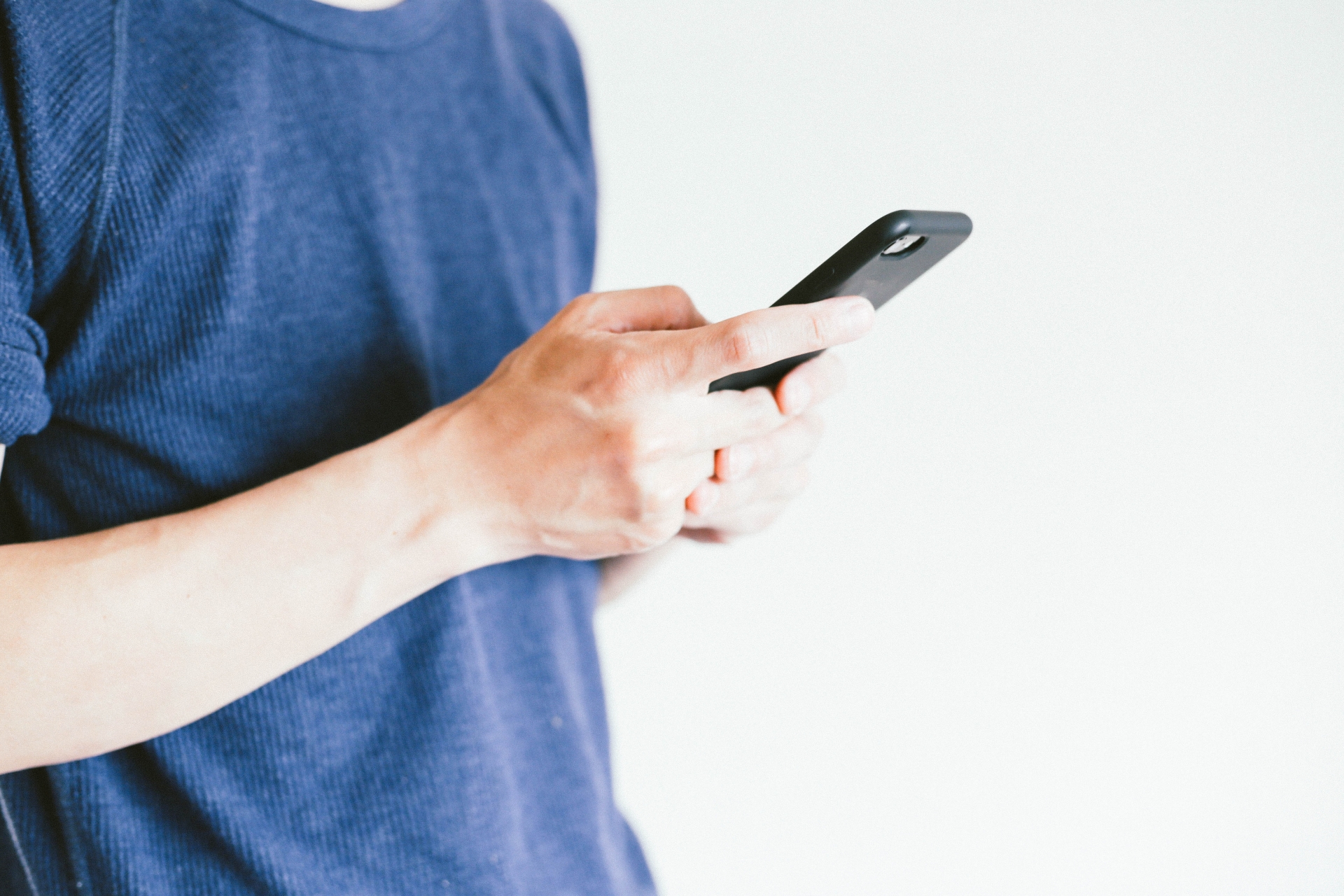 女網友意外發現男友背著她偷嫖妓，沒想到對話紀錄讓她瞠目結舌。（示意圖，photoAC）