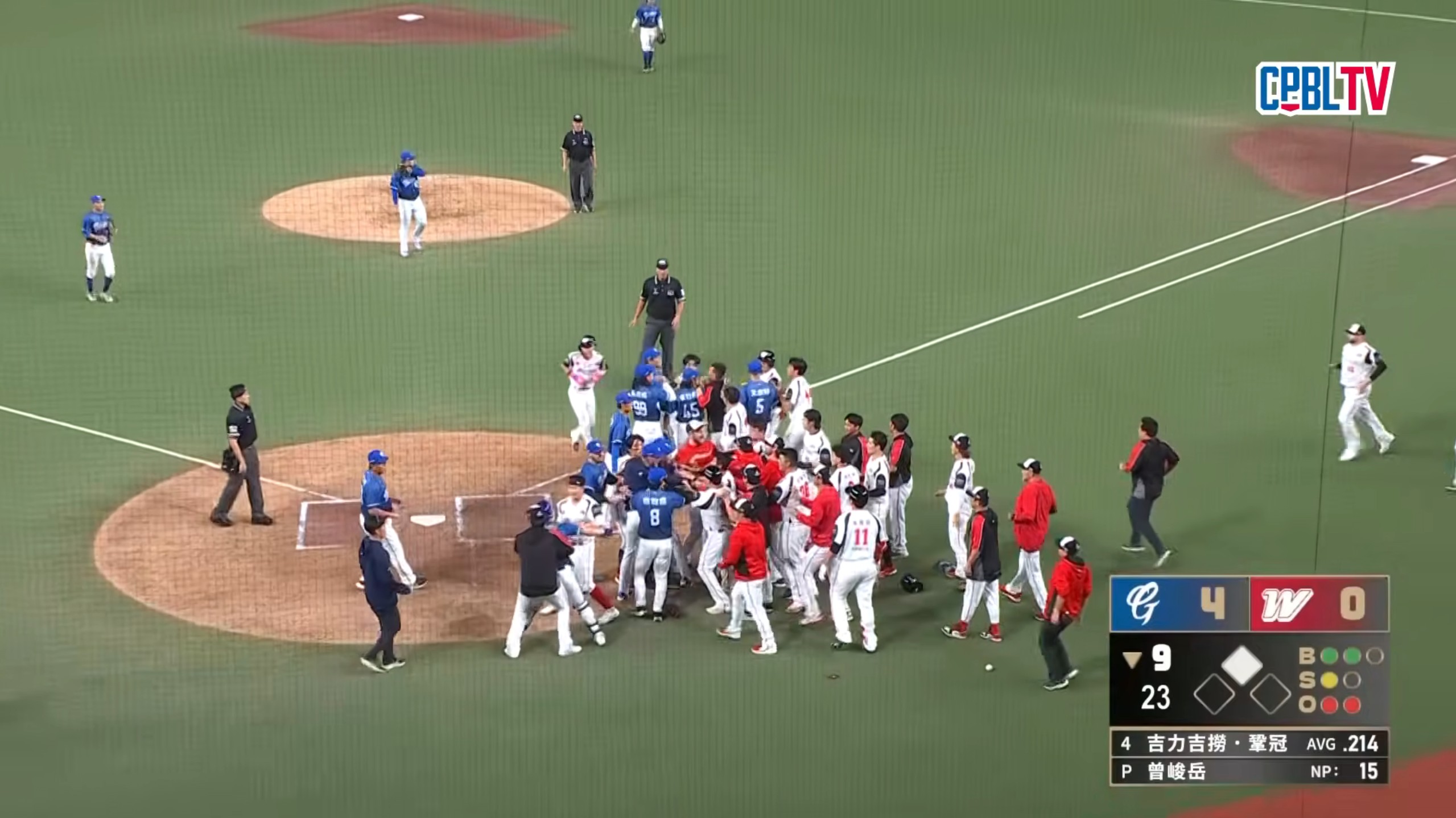富邦悍將與味全龍比賽尾聲板凳清空。(翻攝CPBL YT)