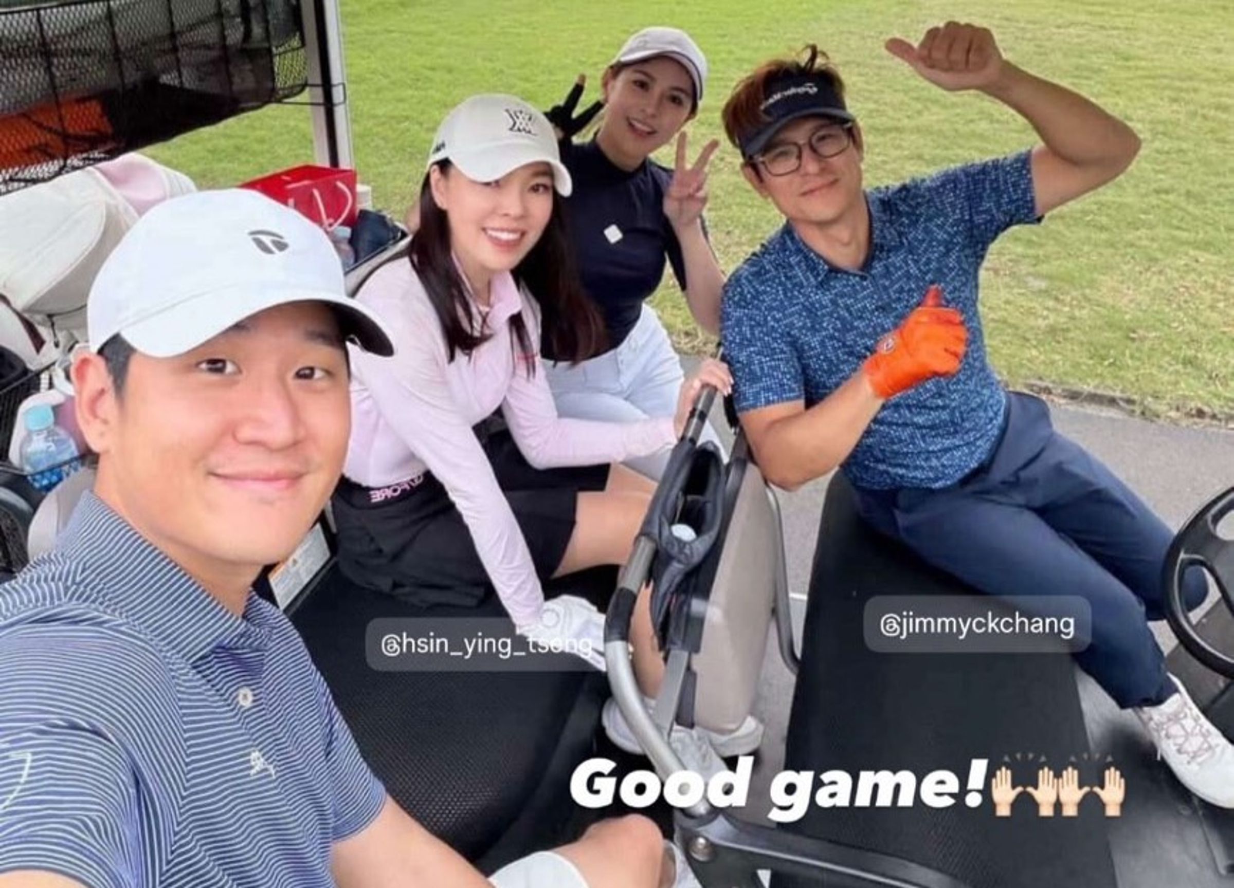 周興哲（左起）、曾馨瑩、Joanne、張傑明坐在高爾夫球車上自拍。（翻攝hsin_ying_tseng IG）