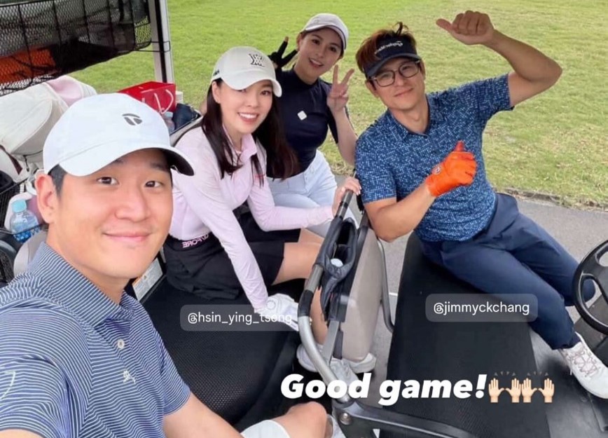 周興哲（左起）、曾馨瑩、Joanne、張傑明坐在高爾夫球車上自拍。（翻攝hsin_ying_tseng IG）