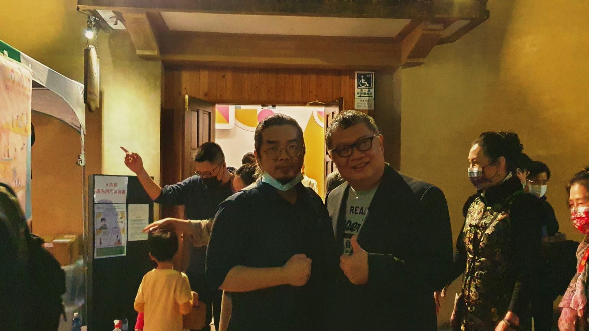青藝盟創辦人余浩瑋(左)感謝恩師、《花樣年華全國青少年戲劇節》創立者張皓期(右)當年提拔相助。(余浩瑋提供)