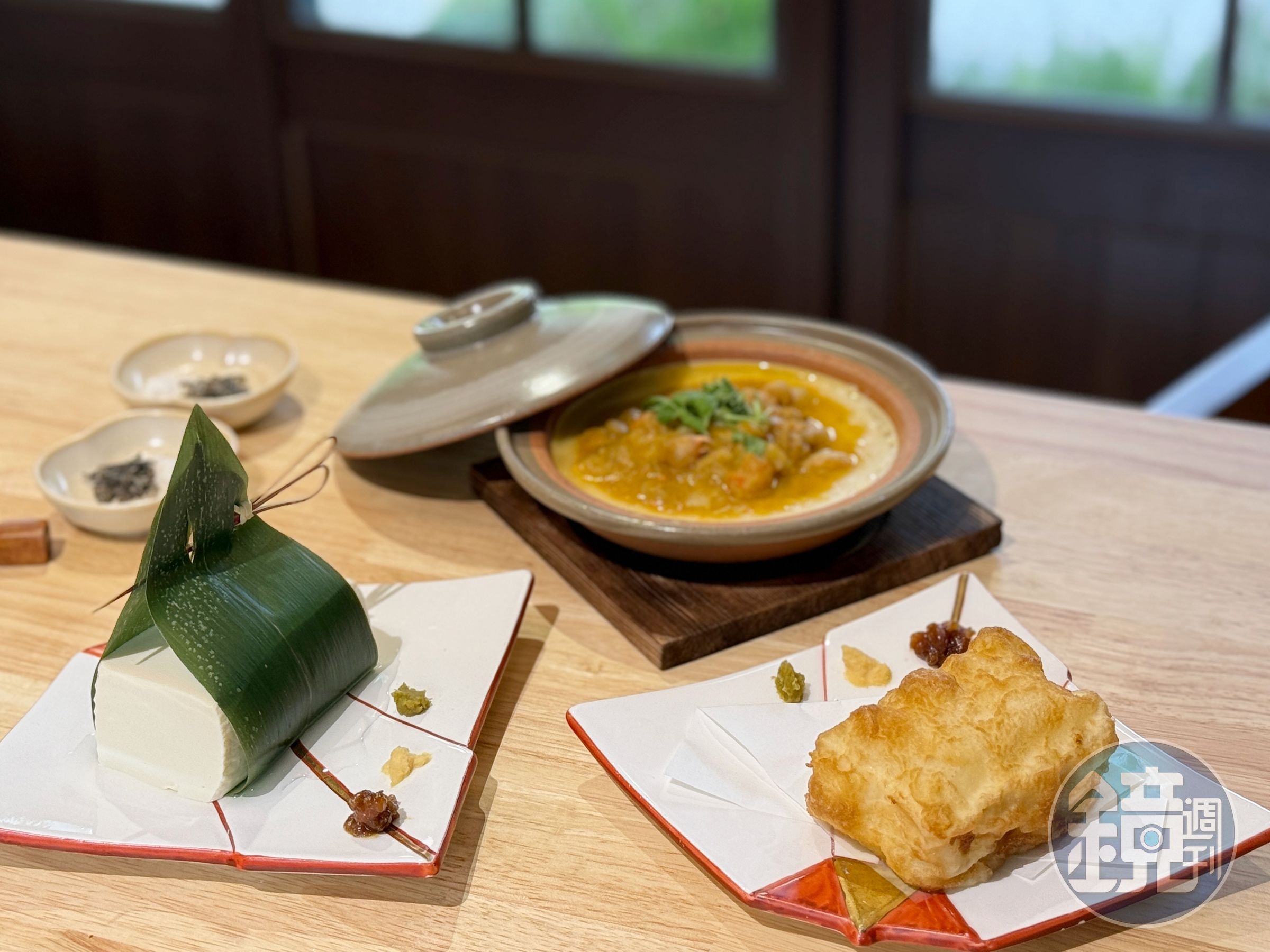 晚間御膳以豆腐為主角的主餐有「厚切豆腐天婦羅」（右，套餐680元／份）、每日限量的「海鮮蟹黃豆腐煲」（中，套餐880元／份）與「和風冷豆腐」」（ 左，套餐650元／份）三種可選擇。