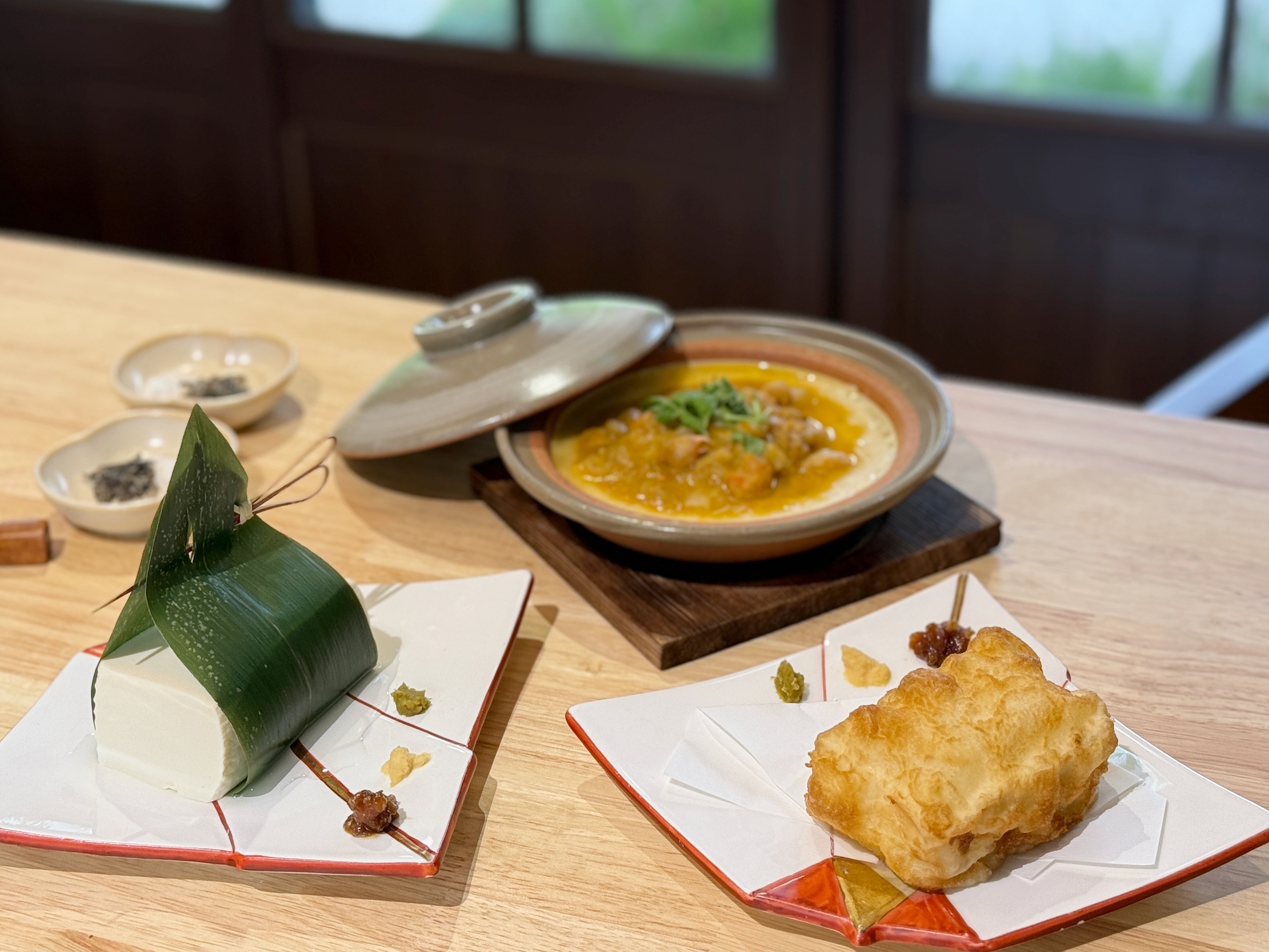 晚間御膳以豆腐為主角的主餐有「厚切豆腐天婦羅」（右，套餐680元／份）、每日限量的「海鮮蟹黃豆腐煲」（中，套餐880元／份）與「和風冷豆腐」」（ 左，套餐650元／份）三種可選擇。