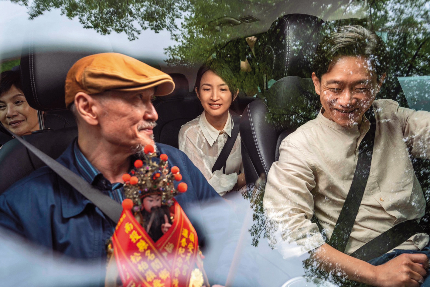 玄天上帝是片中女主角林依晨（後排右）與父親（前排左、林鉅飾）、哥哥（前排右、陳家逵飾）與母親（後排左、唐美雲飾）的信仰。（甲上娛樂提供）