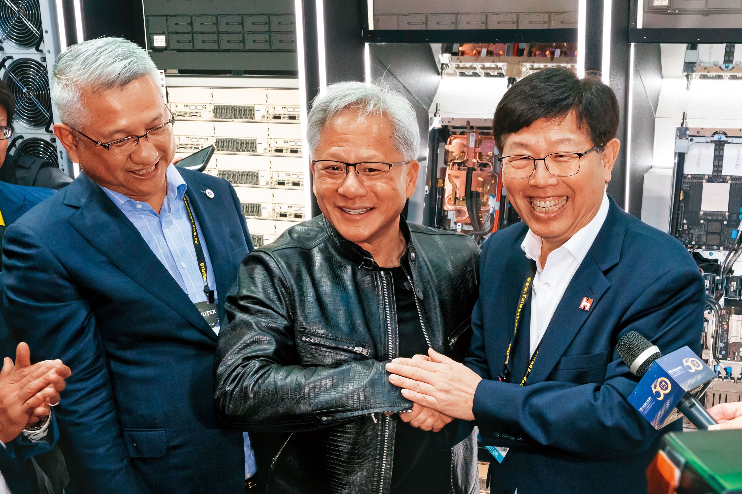 黃仁勳與劉揚偉交情好,台北國際電腦展還特別到鴻海攤位站台。(翻攝鴻海官網)