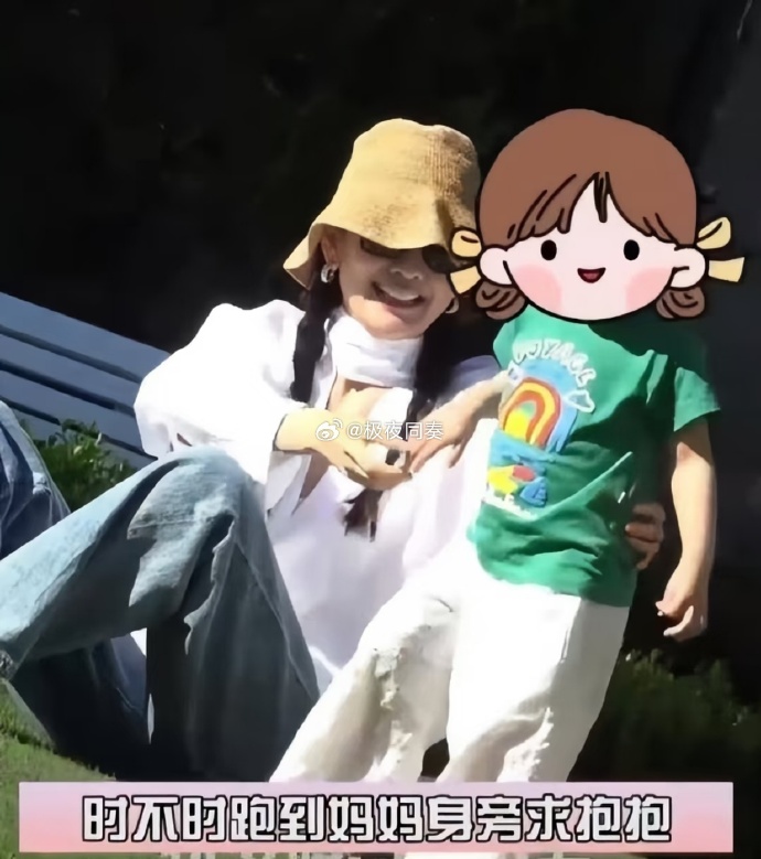 王鷗被拍到帶女兒去學校。(翻攝自微博)