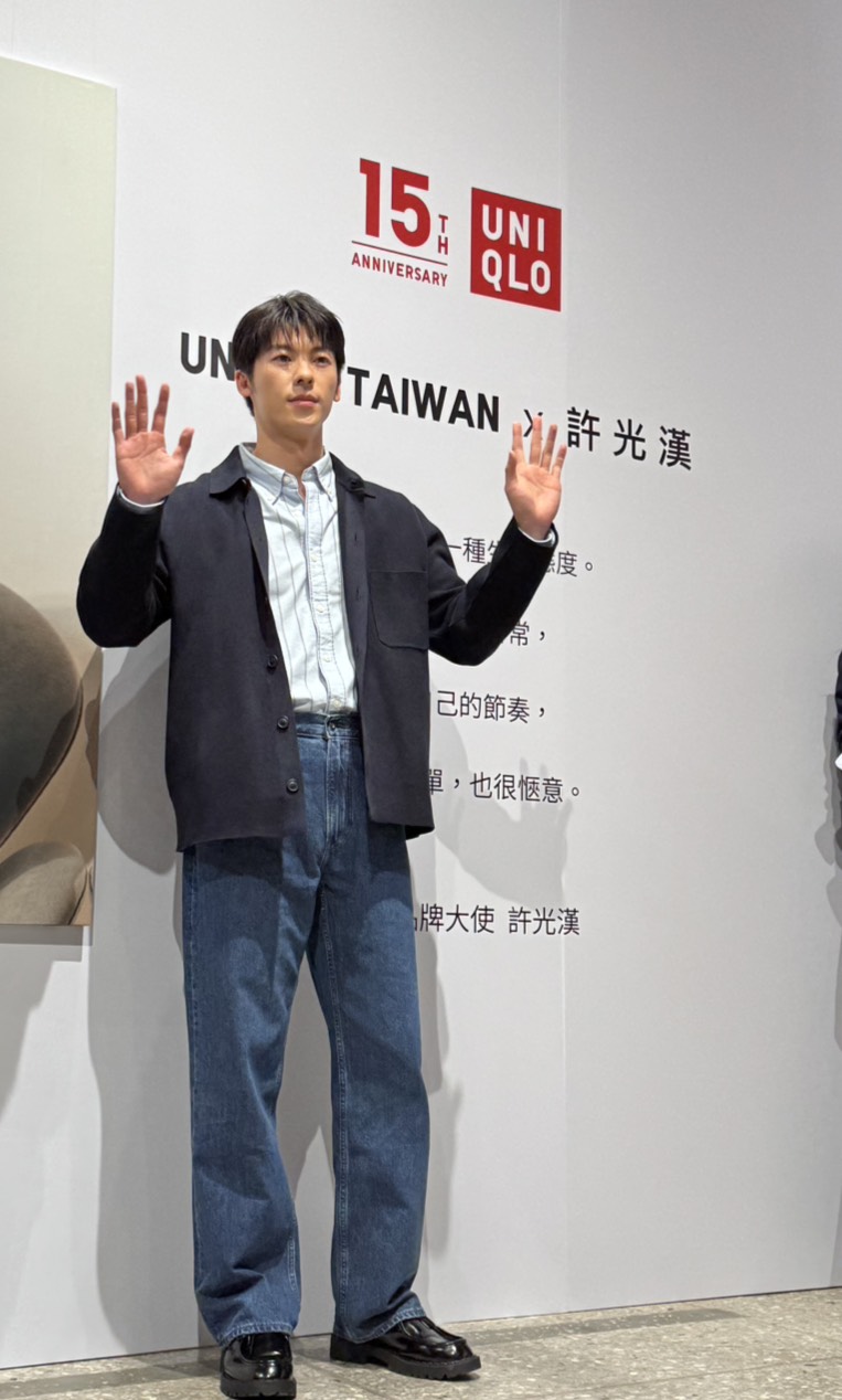 許光漢今天以UNIQLO米蘭羅紋襯衫式開襟外套與JW ANDERSON聯名牛津襯衫、牛仔褲搭配。