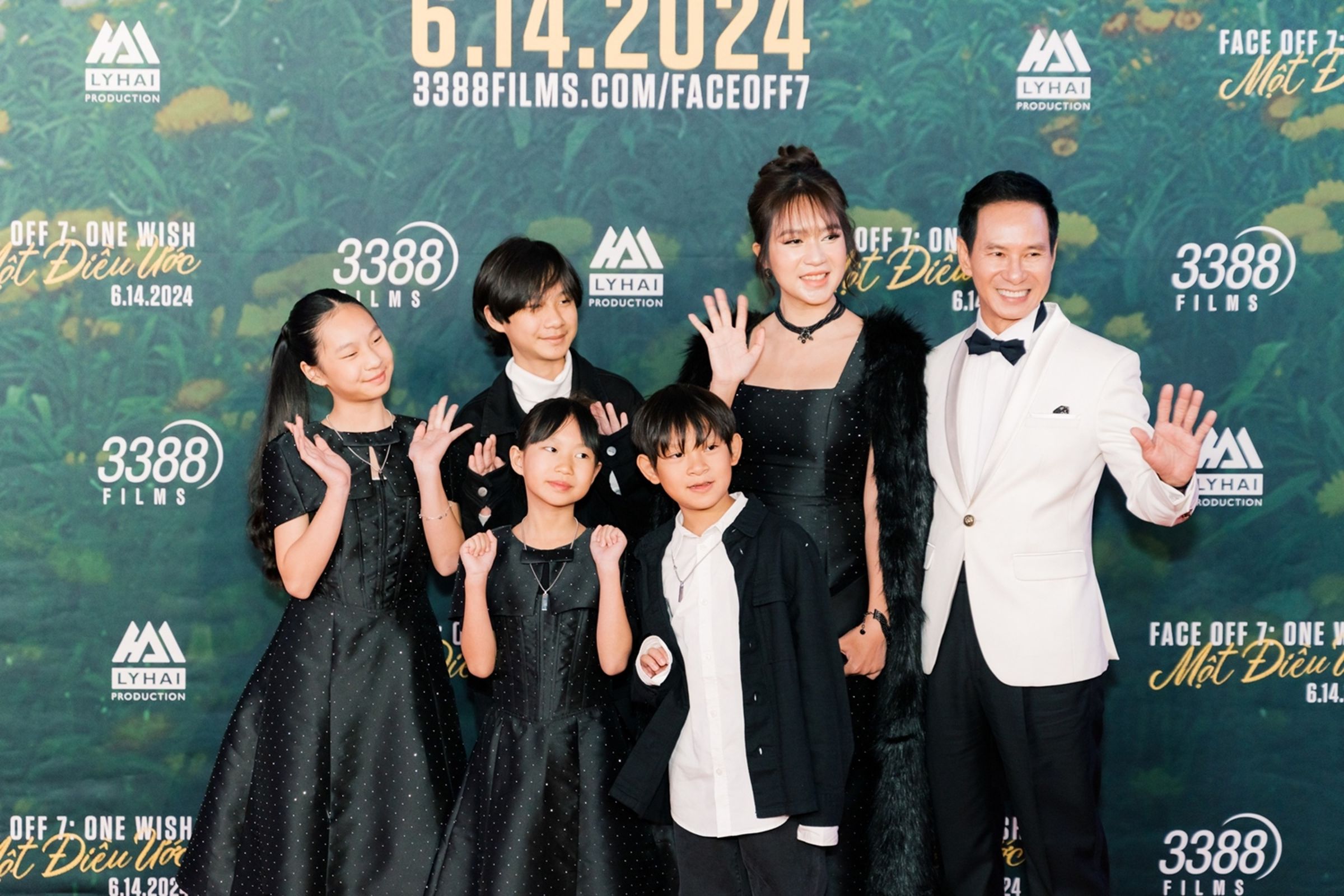導演李海(右一)帶著家人出席《媽的人生願望》美國首映會。(翻攝3388 Films臉書)