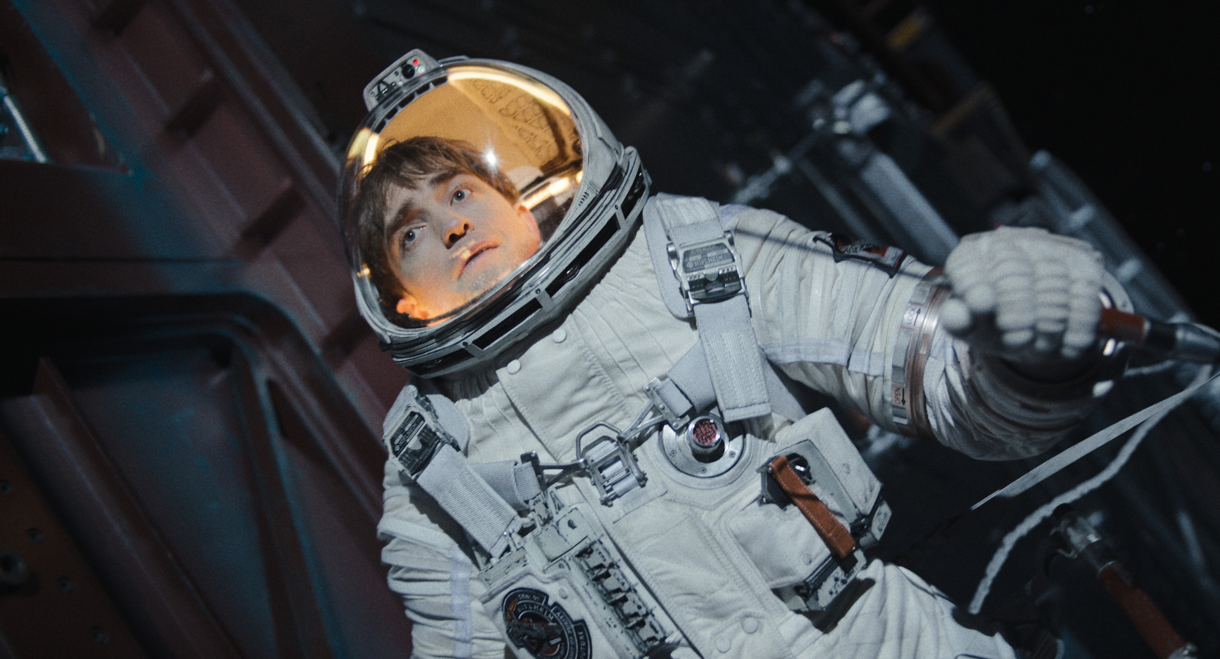 羅伯派汀森在《米奇17號》飾演生活不順遂的米奇，因人類列印技術而反覆體驗生死。（華納兄弟電影提供）