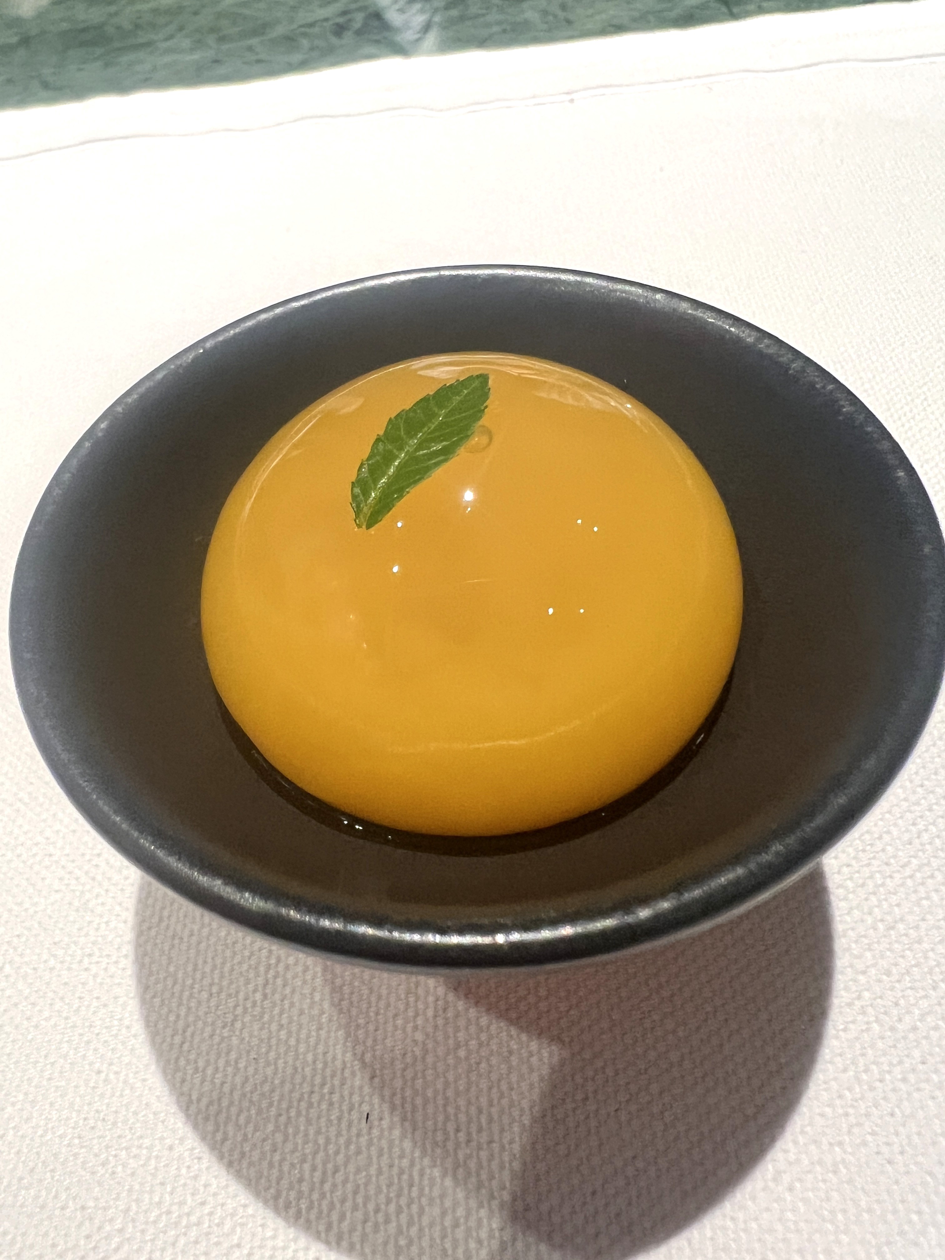 清口的晶棟以柳丁、百香果、萬壽菊製成。