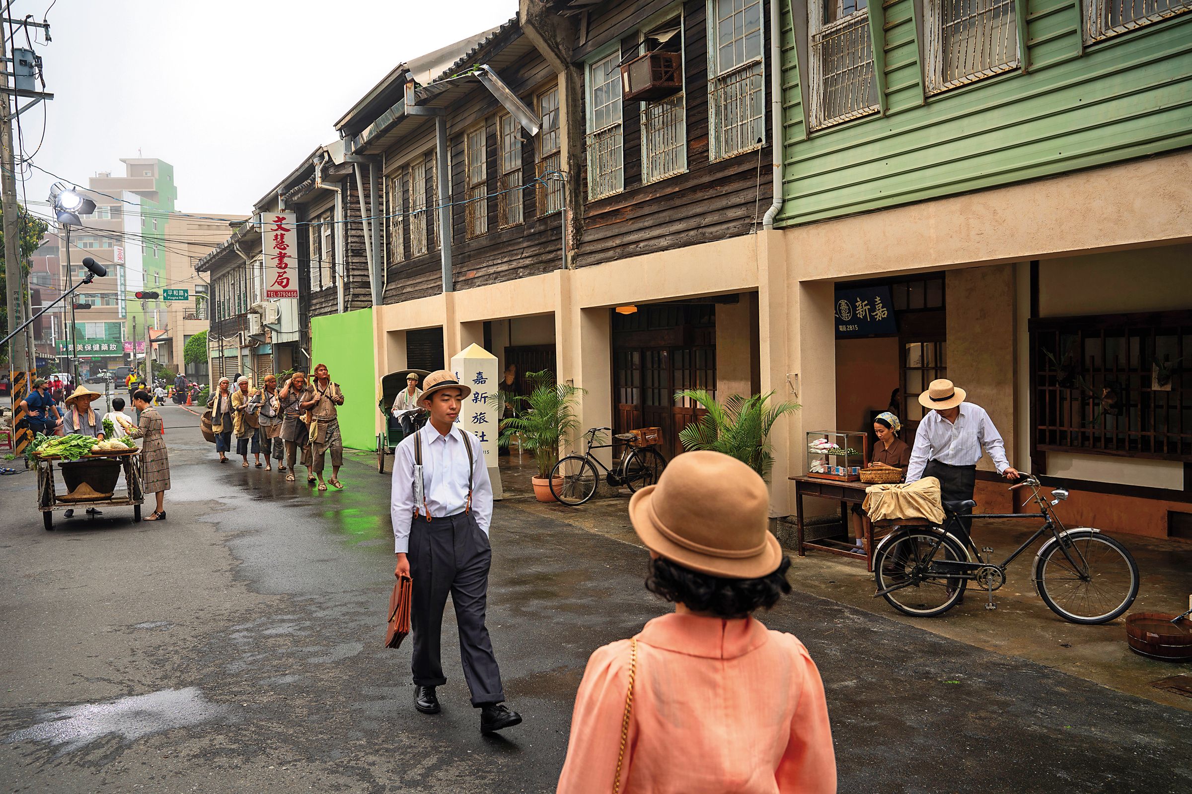 舊旅館和街景透過搭景陳設與特效重現。(甲上娛樂提供)