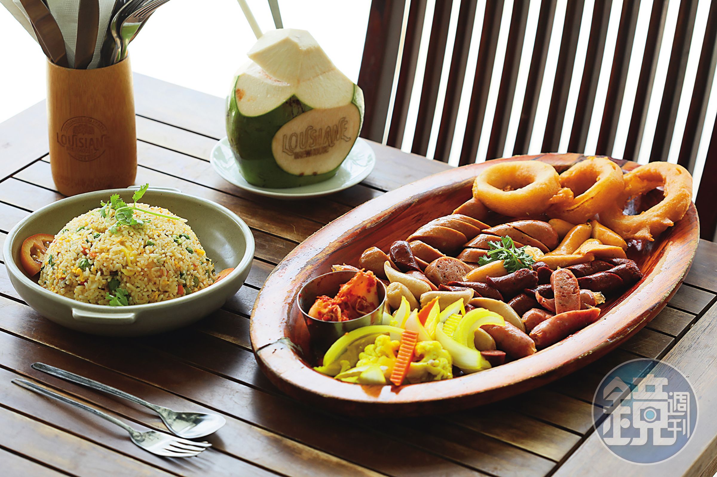 「Grilled Sausages Platter」供應牛、羊、雞、豬等6種口味的香腸，也是最受歡迎的下酒菜之一。（71萬越南盾╱份，約NT$1,036）