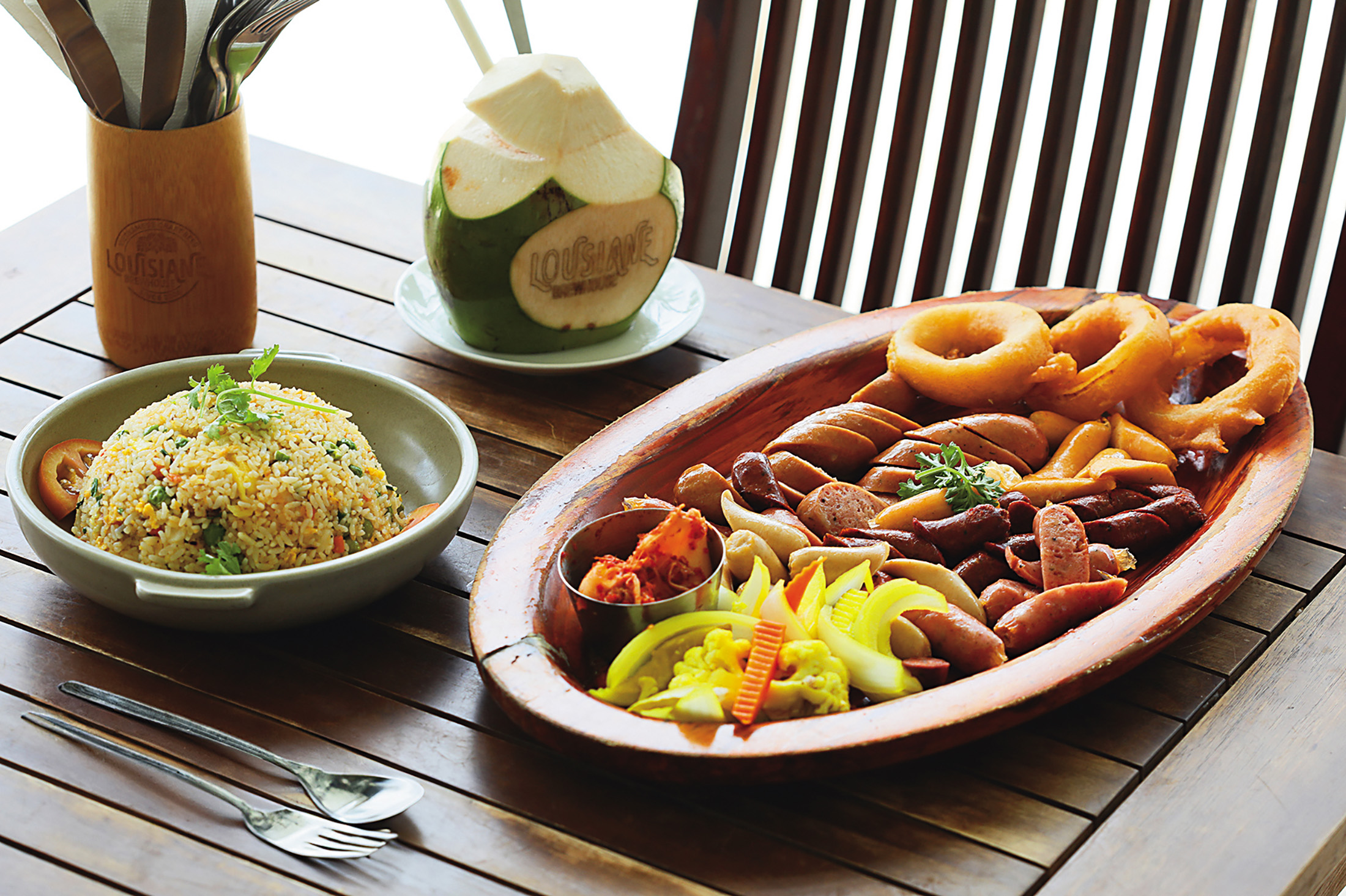 「Grilled Sausages Platter」供應牛、羊、雞、豬等6種口味的香腸，也是最受歡迎的下酒菜之一。（71萬越南盾╱份，約NT$1,036）
