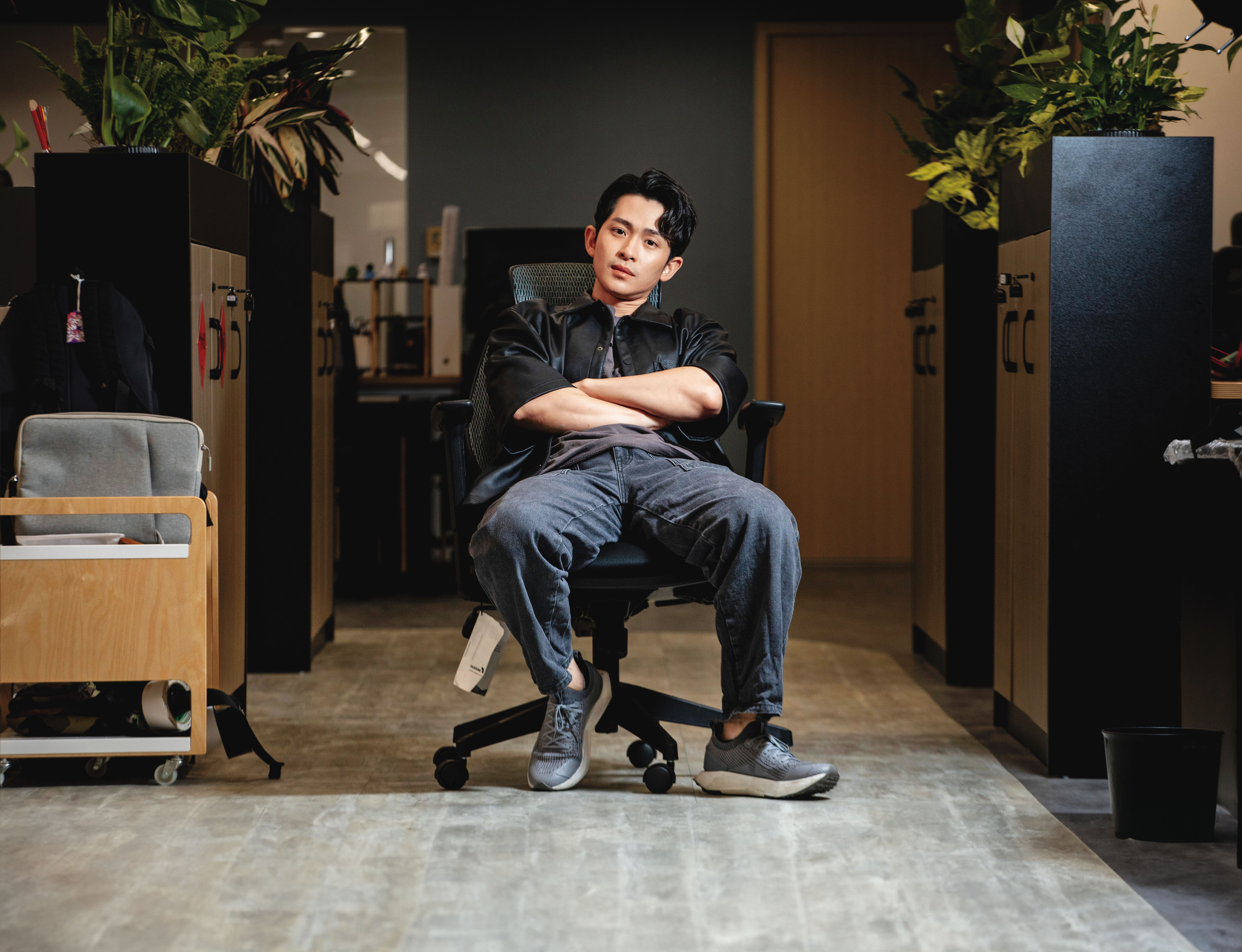 台灣站立喜劇萌芽於劇場人張碩修2007年成立卡米地喜劇俱樂部，18年，曾博恩與謝政豪成立薩泰爾，推出《博恩夜夜秀》，成功將美式訪談脫口秀移植到台灣，成功讓站立喜劇產業升級。